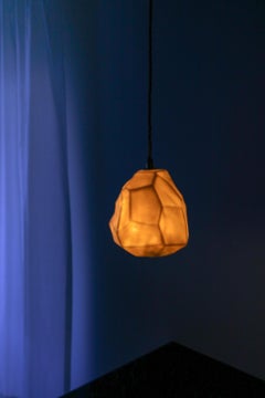 Lampe à suspension unique en porcelaine en forme de roche Ceren Gurkan