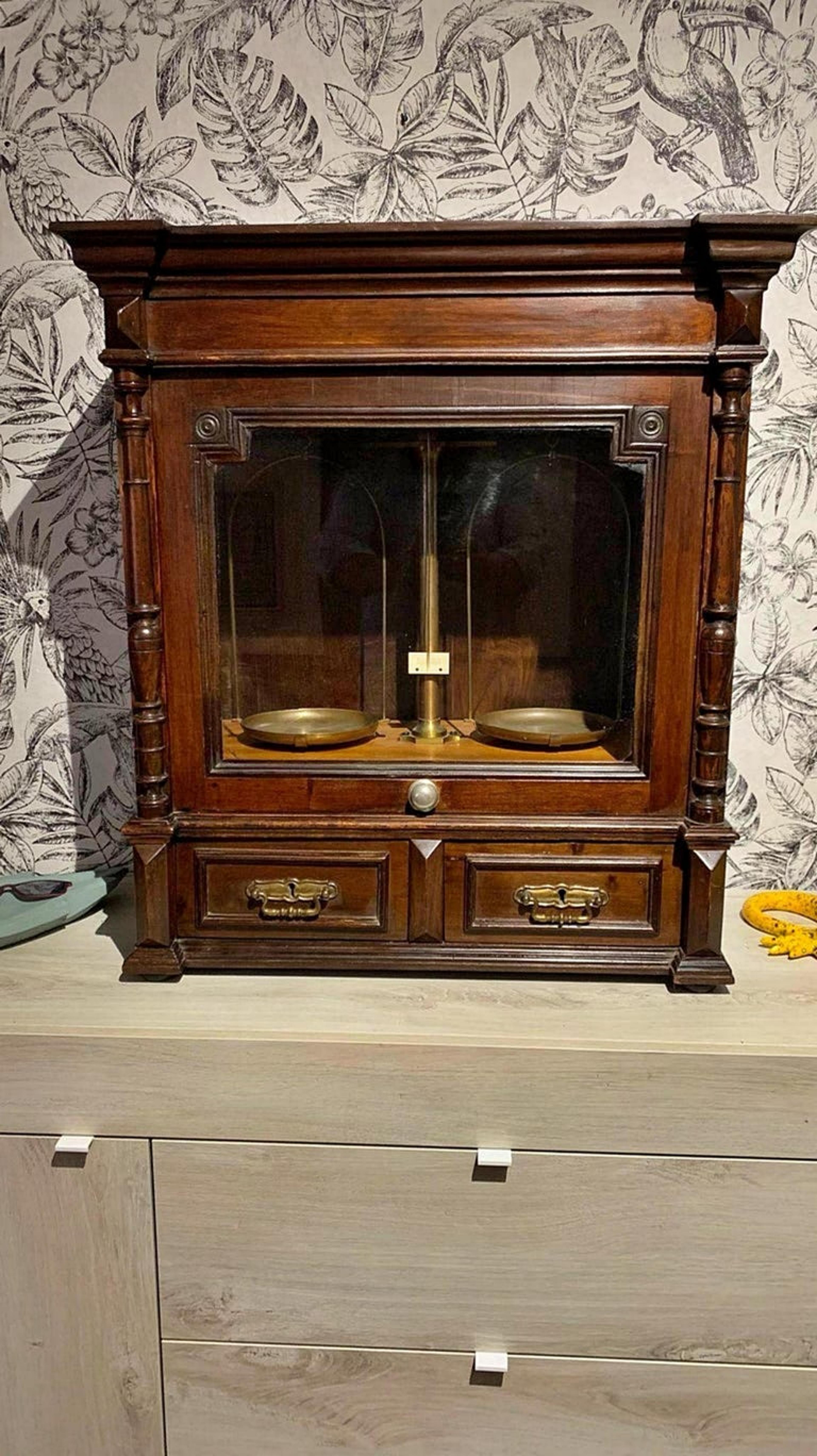 Unique Portuguese Pharmacy Scale with Doubt 19th Century In Good Condition For Sale In Madrid, ES