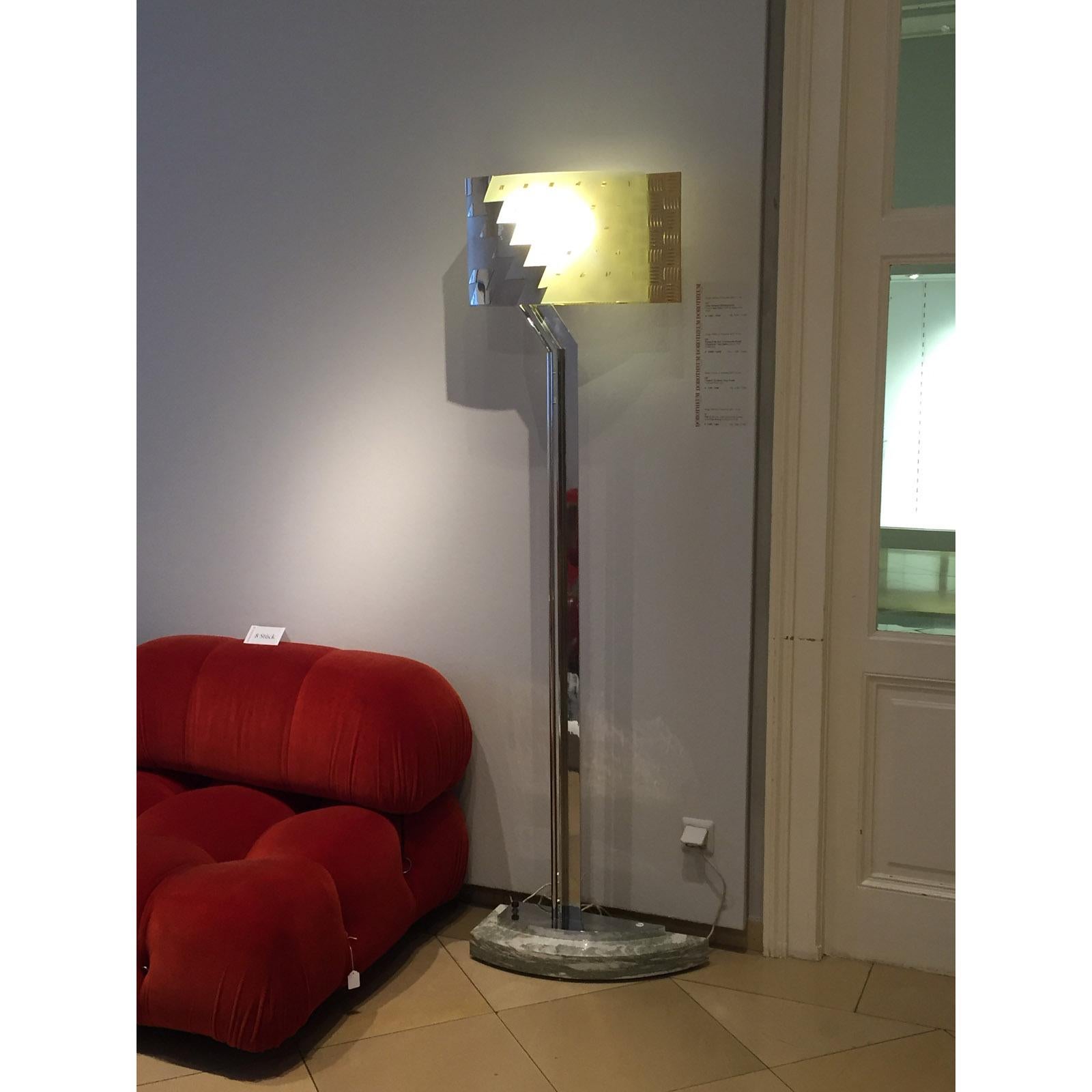 Diese Lampe ist ein Unikat und wurde von Hollein als Pensionsgeschenk für Dr. Karl Vak entworfen (er war auch an der Ausführung beteiligt). Dr. Vak war langjähriger Generaldirektor der Wiener Zentralbank und ein früher Förderer und Kunde von Hans