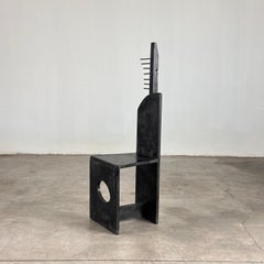 Chaise sculpturale postmoderne unique des années 1970, finition noire brute