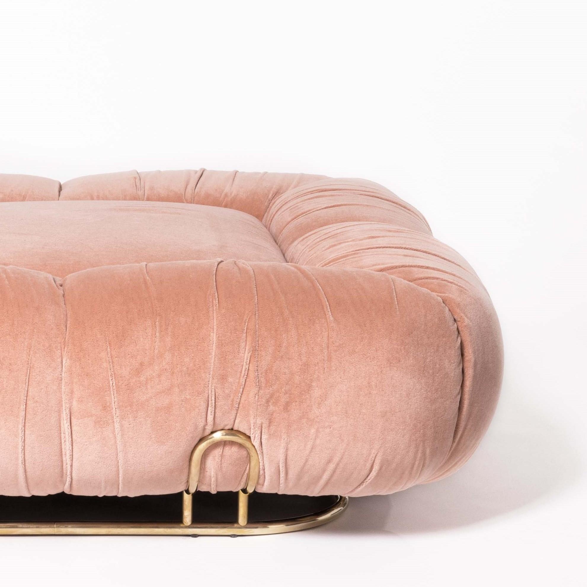 Unique pouf marshmallow by Draga & Aurel.
Dimensions: W 120 D 120 H 38.
Materials: wool velvet.

Deliciously soft and fluffy. This is the design of marshmallow pouf, whose soft shapes live up to its name. It stands out for its polished brass