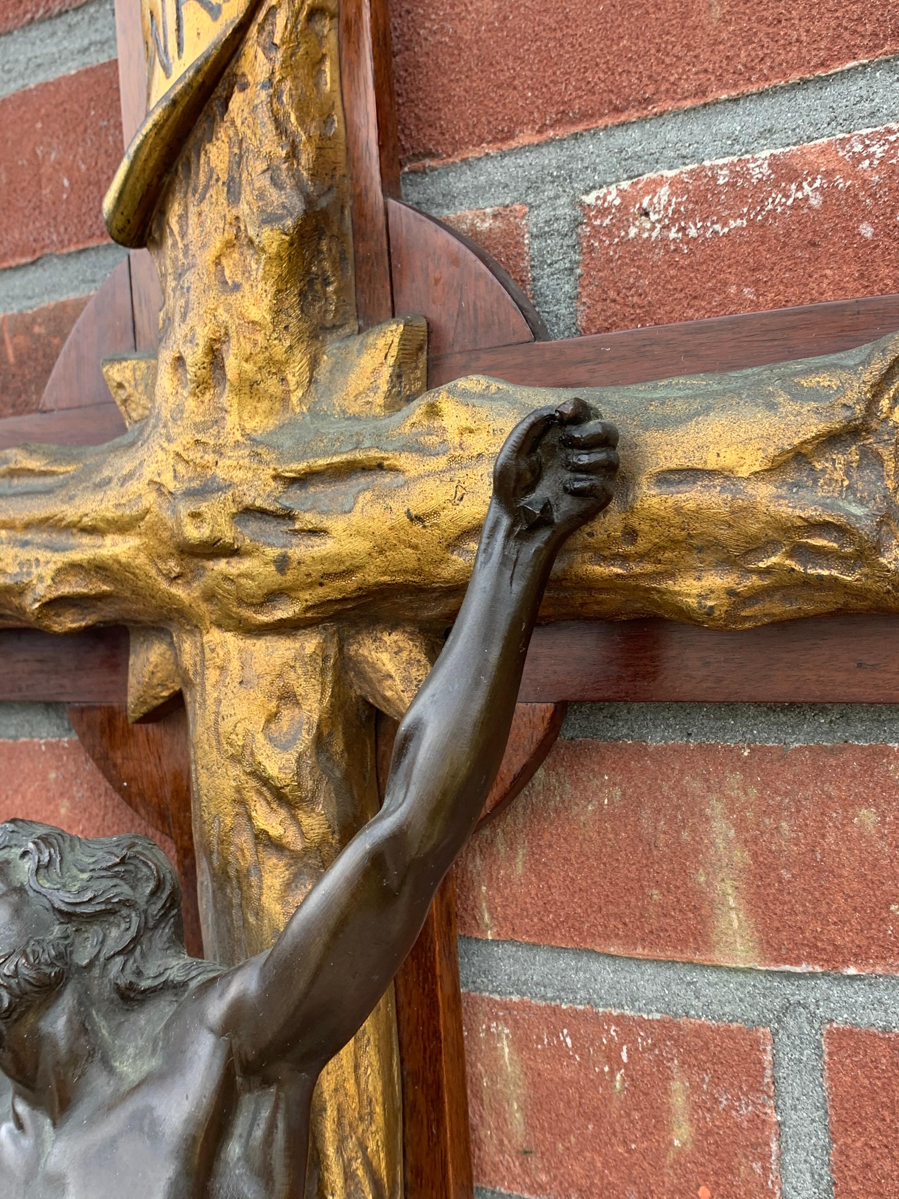 Crucifix italien ancien unique et puissant avec un superbe Corpus du Christ en bronze en vente 9