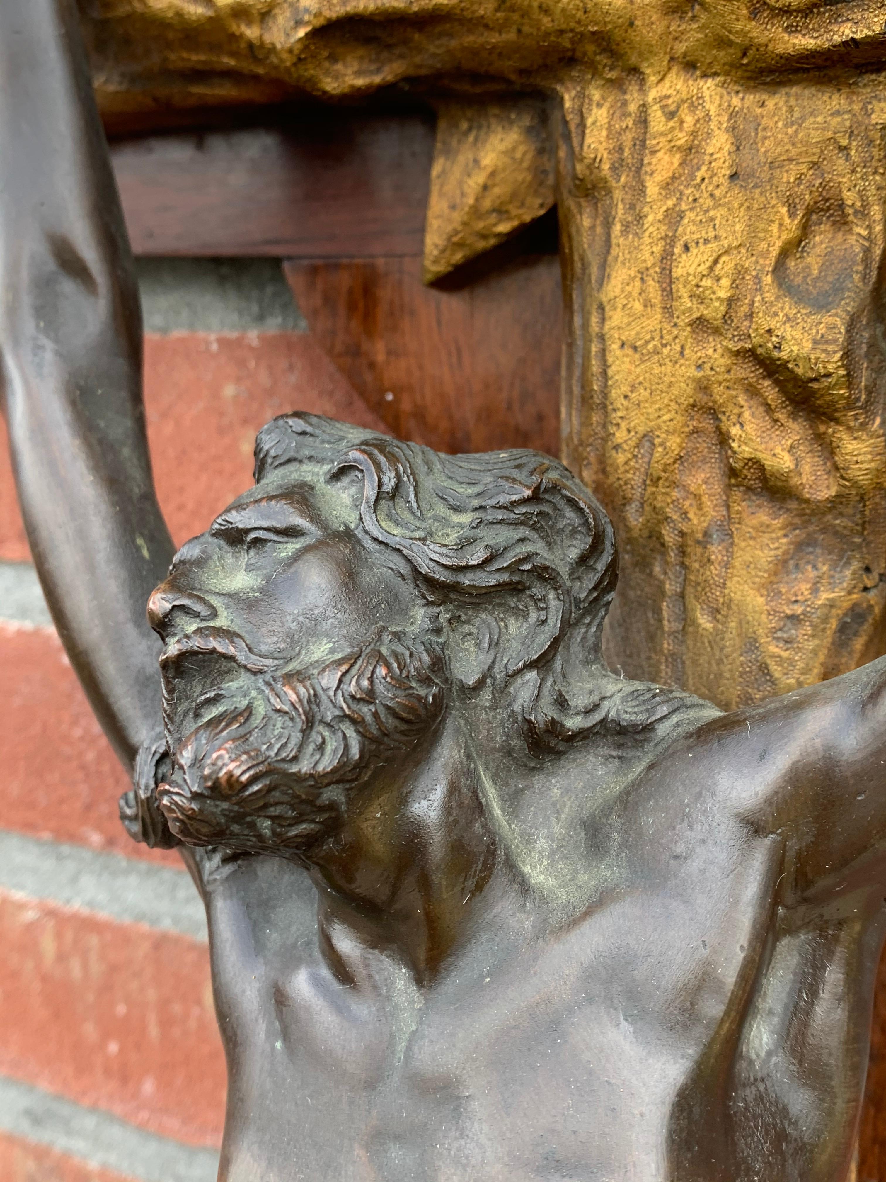 Crucifix italien ancien unique et puissant avec un superbe Corpus du Christ en bronze en vente 10