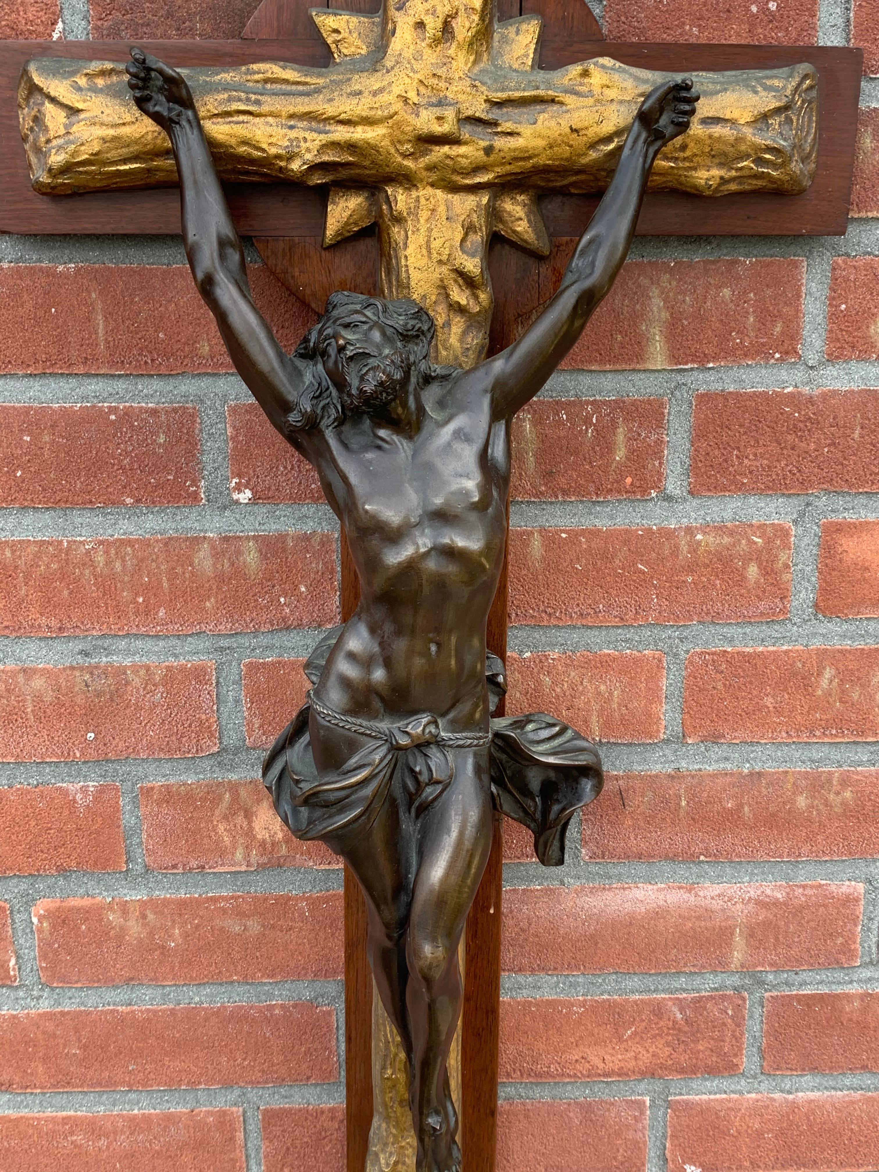 Baroque Crucifix italien ancien unique et puissant avec un superbe Corpus du Christ en bronze en vente