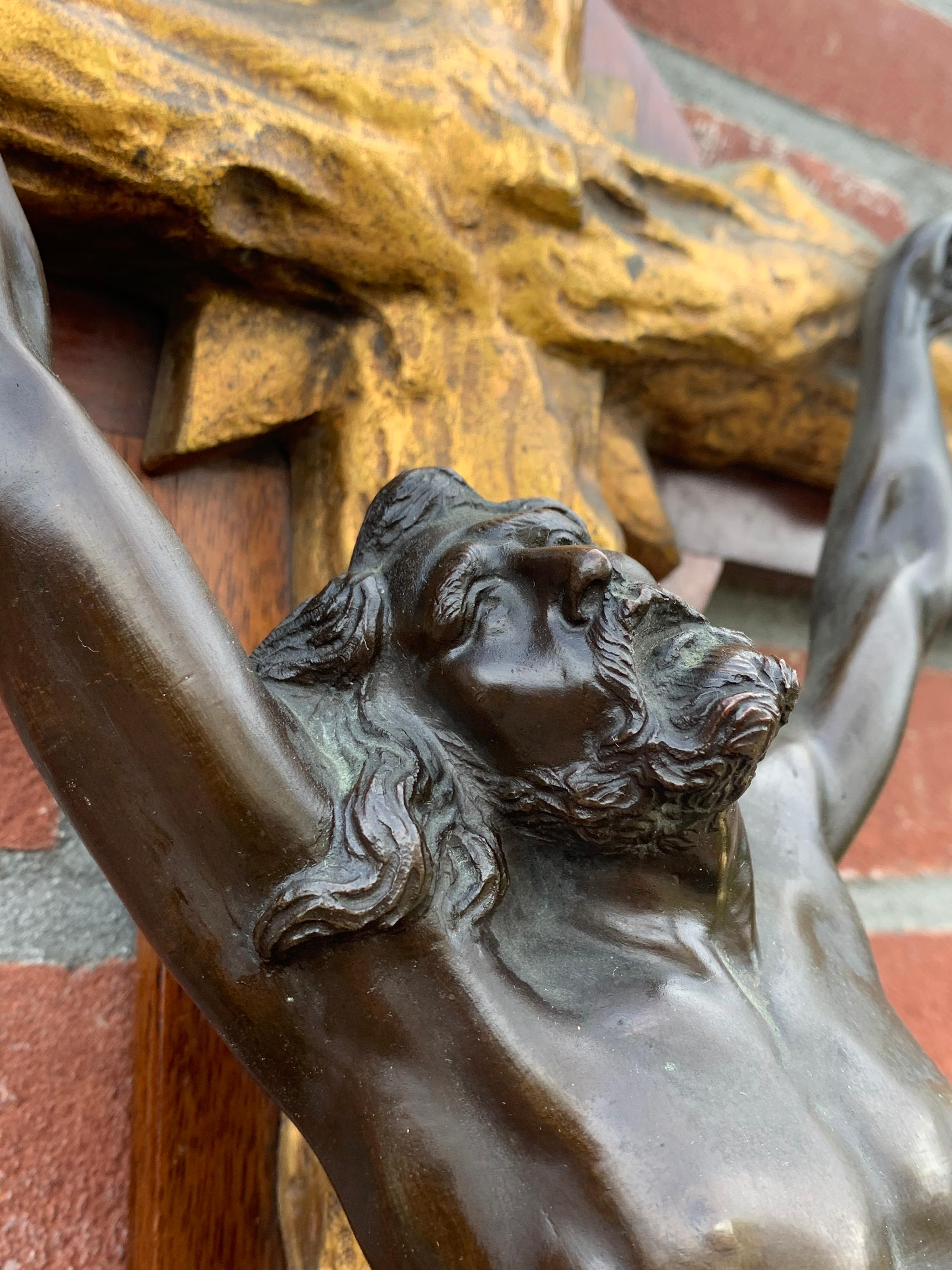 XIXe siècle Crucifix italien ancien unique et puissant avec un superbe Corpus du Christ en bronze en vente