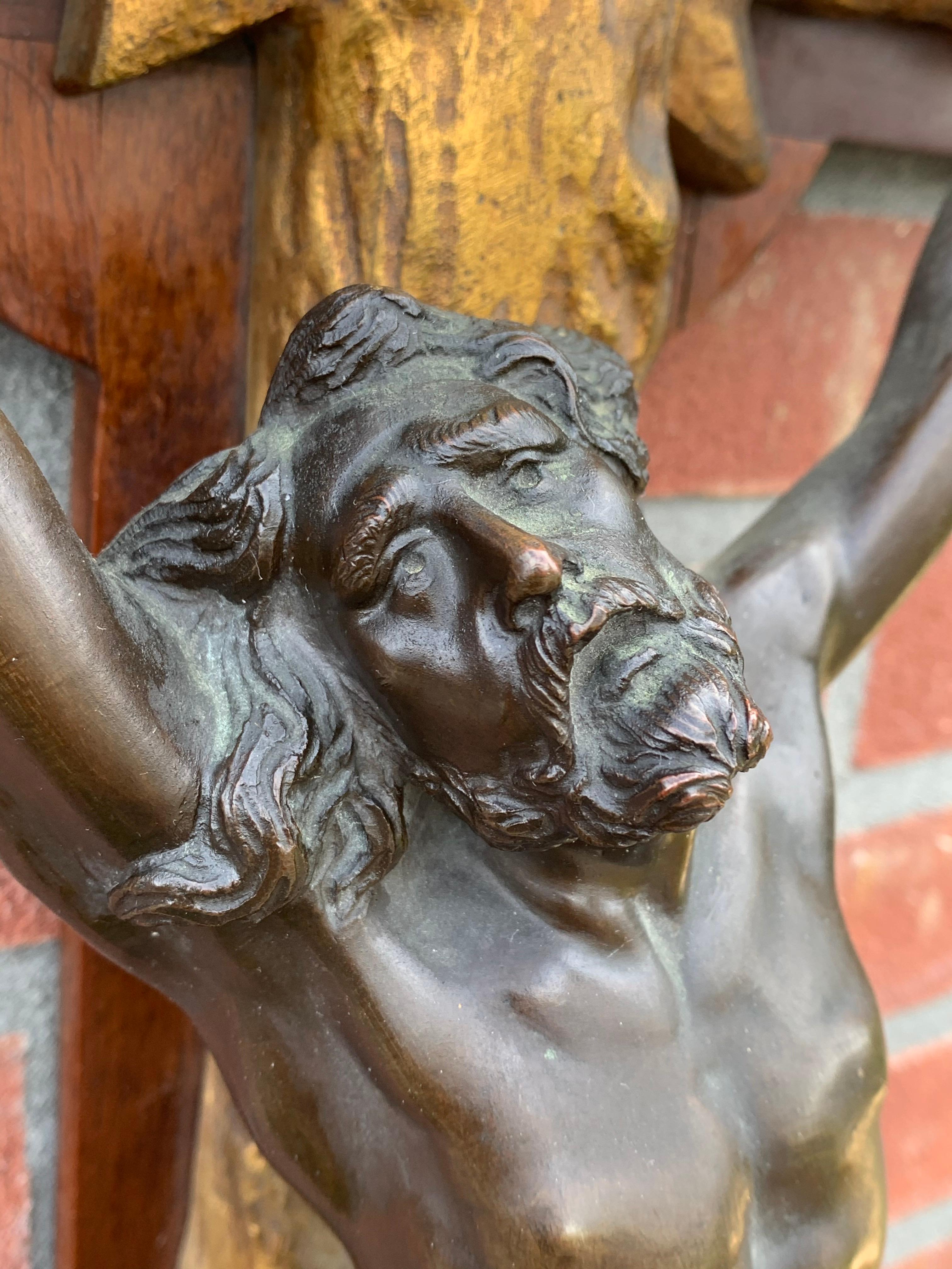 Bronze Crucifix italien ancien unique et puissant avec un superbe Corpus du Christ en bronze en vente