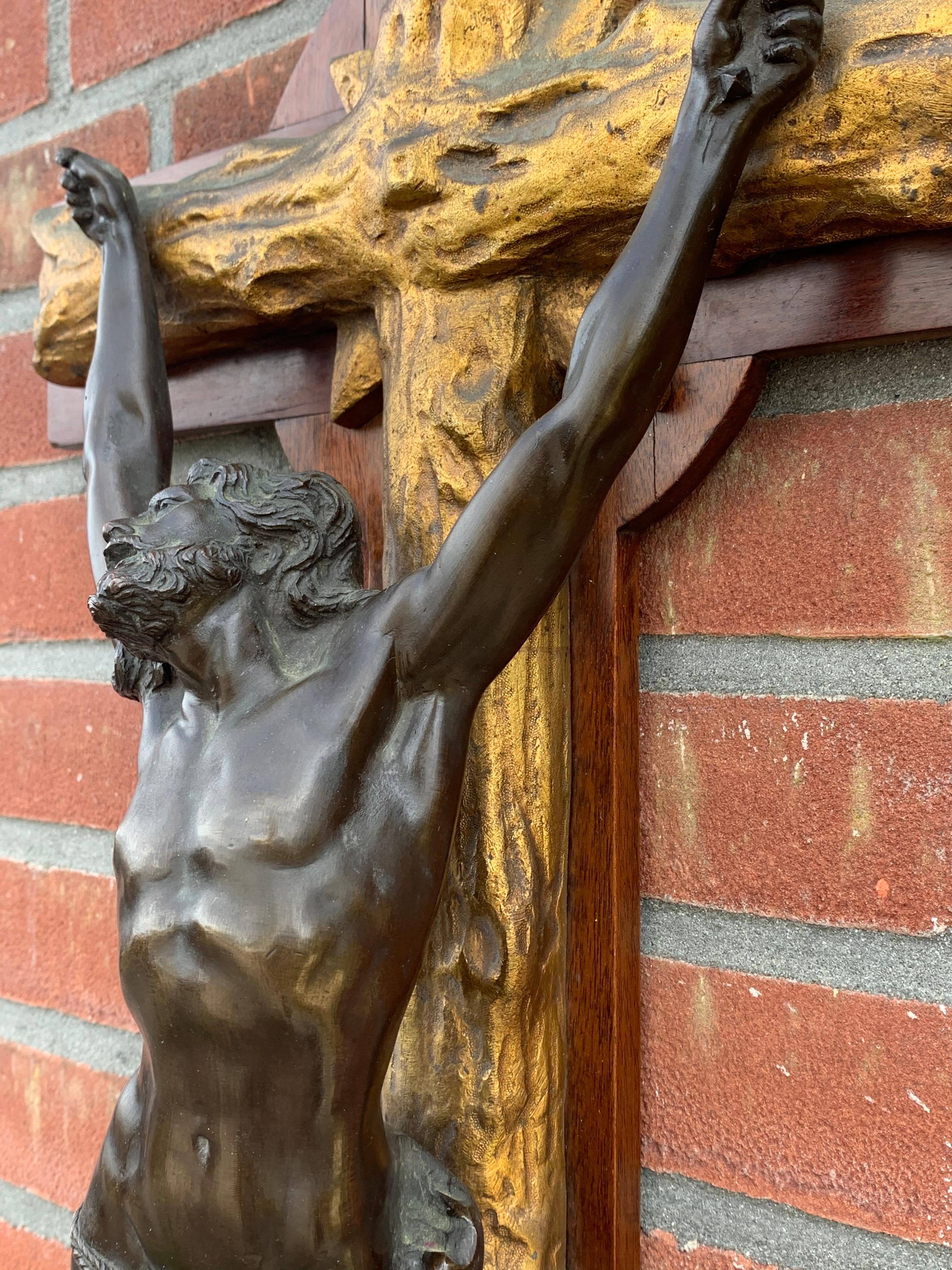 Crucifix italien ancien unique et puissant avec un superbe Corpus du Christ en bronze en vente 1