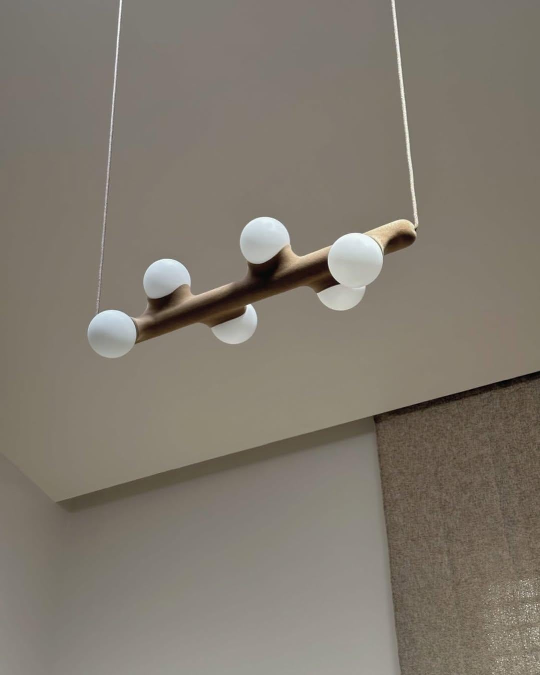 Lampada a sospensione orizzontale in velluto di fico d'India con 6 opaline di Mickael Koska in vendita 1