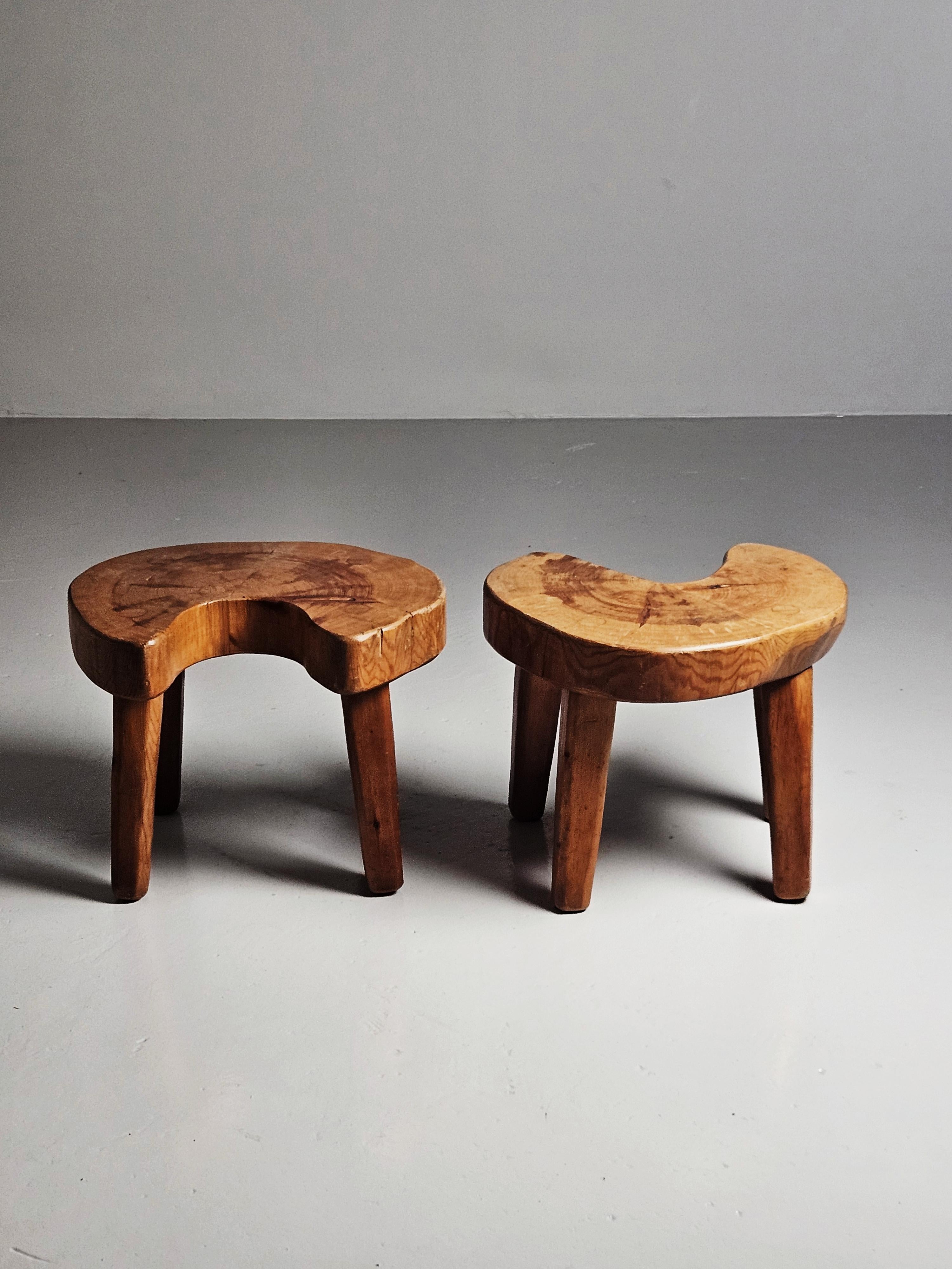 Unique primitive Swedish pine stools In Good Condition For Sale In Eskilstuna, SE