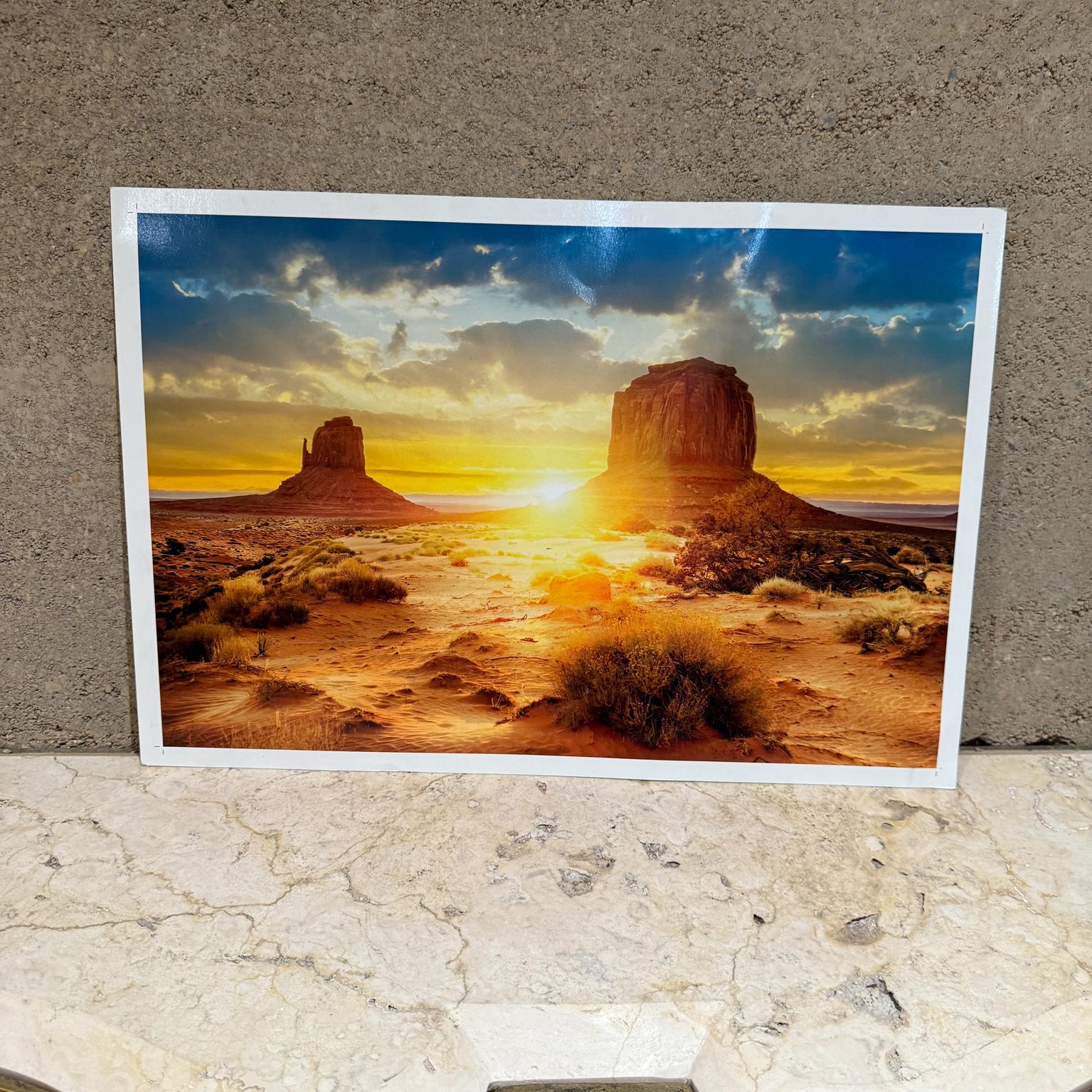 Pour votre considération, photographie couleur originale, unique et professionnelle, d'un coucher de soleil dans l'Utah. Aucune information sur l'artiste. Vintage By en très bon état. Non encadré. 

Dimensions : 19  L x 13 H

N'hésitez pas à jeter