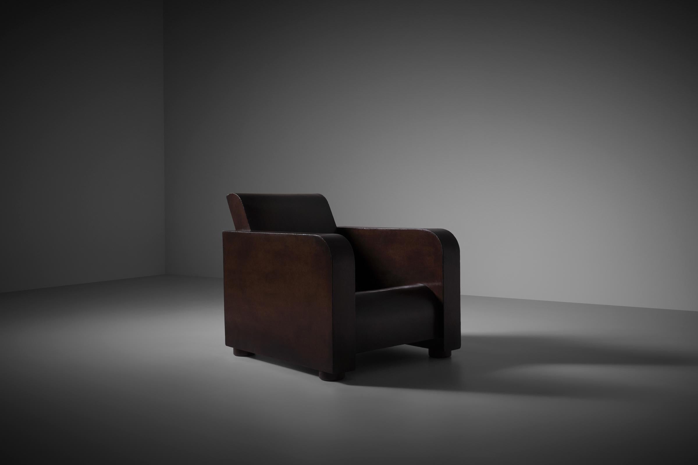 Prototyp eines Art-Déco-Clubsessels, Frankreich 1940er Jahre. Einzigartiger Stuhl, der als Prototyp/Experiment hergestellt wurde; das Gestell ist aus Hartfaserplatten gefertigt, einem für die damalige Zeit neuen MATERIAL, das es erlaubte, ihn in