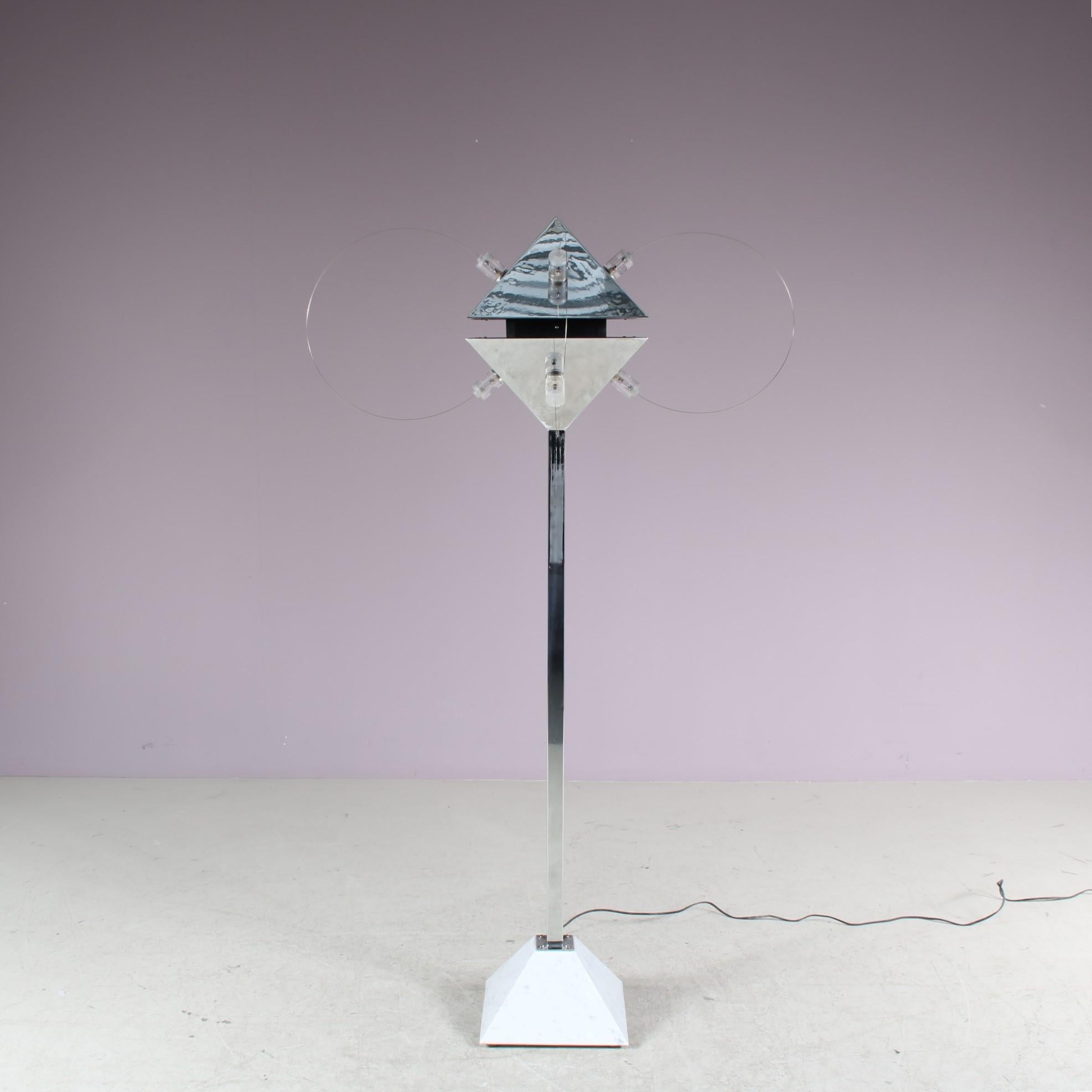 Ein Einzelstück, der Prototyp der Stehleuchte der Serie B.T. von Duccio Trassinelli und dem Studio A.R.D.I.T.I. in Italien, hergestellt im Jahr 1973.

Diese fantastische Lampe ist ein Unikat, ein Prototyp, der vom Studio A.R.D.I.T.I. hergestellt und