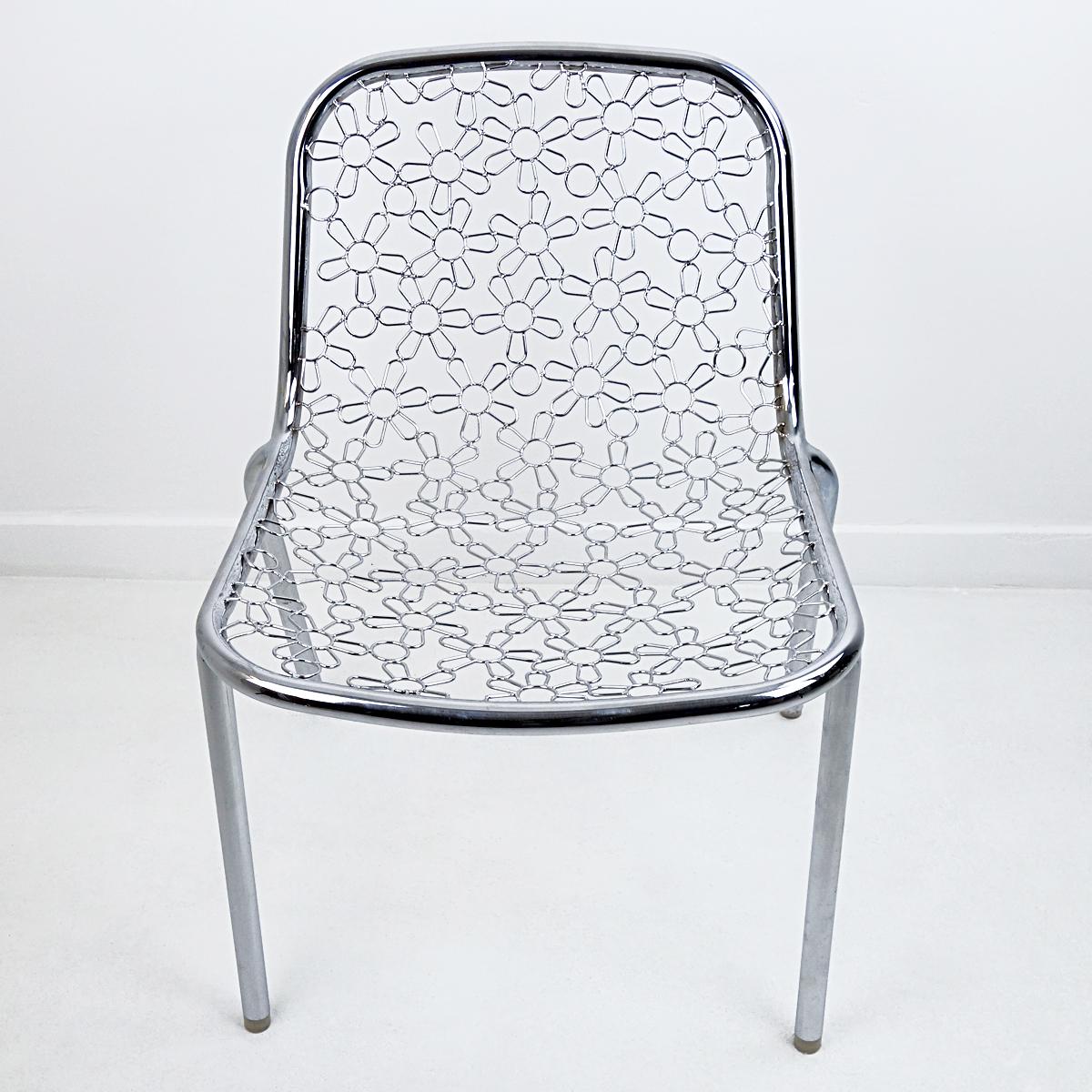 Einzigartiges Stück des weltberühmten niederländischen Designers Marcel Wanders. Es wurde 2005 bei einem Musterverkauf bei MOOOI in Amsterdam verkauft. Das Chrom hat ein Blumenmuster.
Dieser Stuhl ist nie in Produktion gegangen. Wanders entschied
