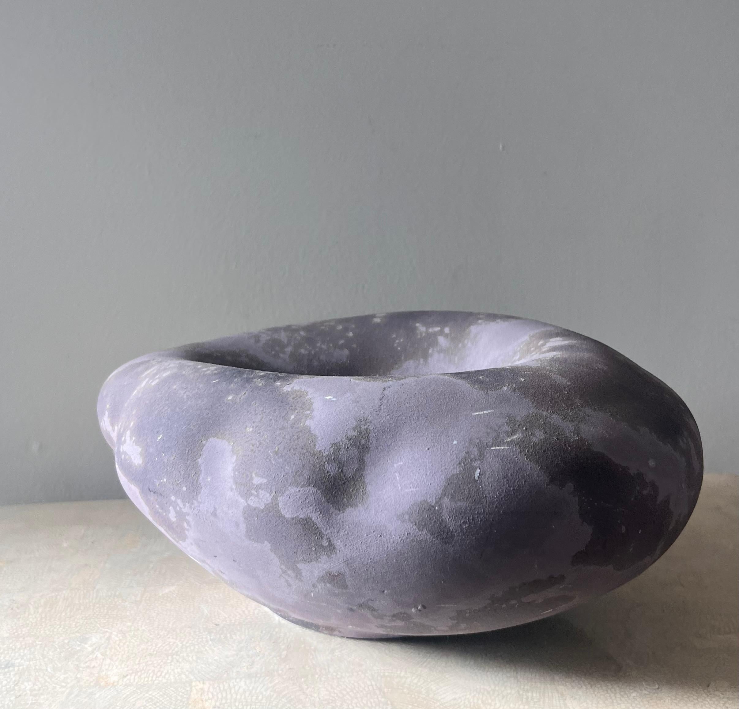 Un incredibile centrotavola in ceramica raku di Tony Evans, firmato, inizio 21° secolo. Nei toni del lavanda e del viola e con una finitura grezza e ruvida. Ottime condizioni con lievi graffi.
12,5
