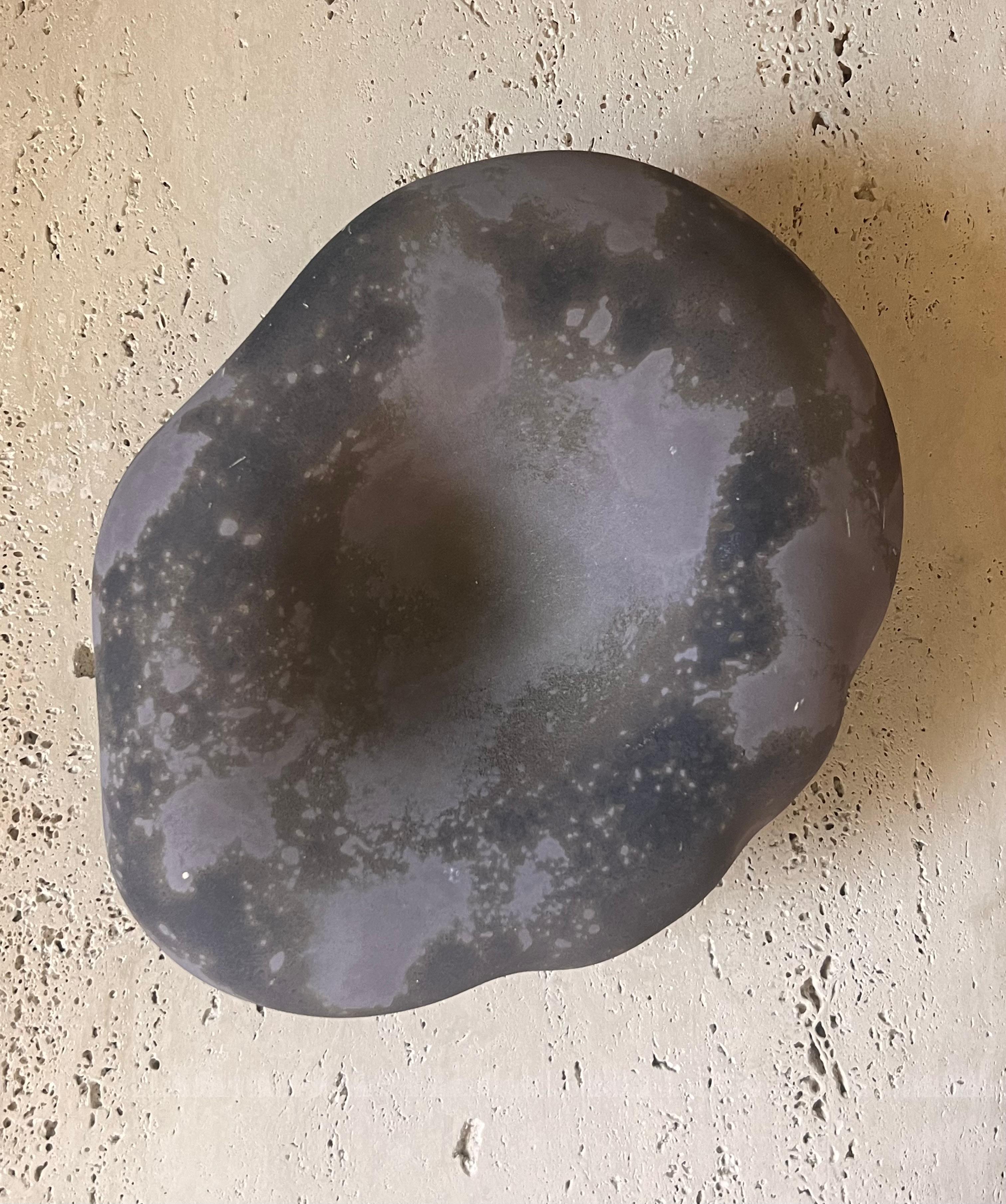 Fatto a mano Ceramica raku unica di Tony Evans in lavanda, firmata, 21° secolo