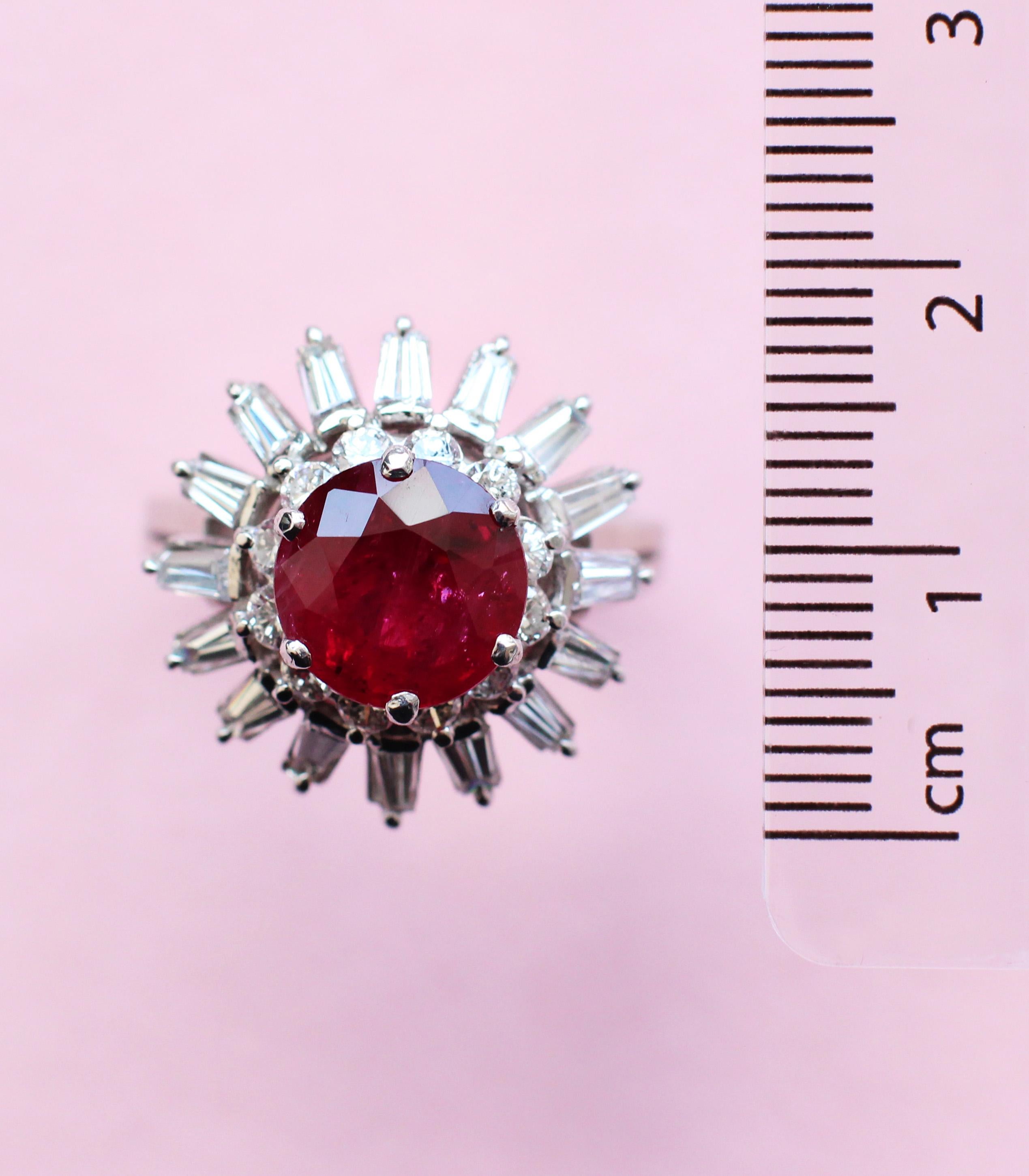 Einzigartiger weißer Rubin- und weißer Diamant-Cluster-Ring aus Weißgold im Zustand „Hervorragend“ im Angebot in London, GB