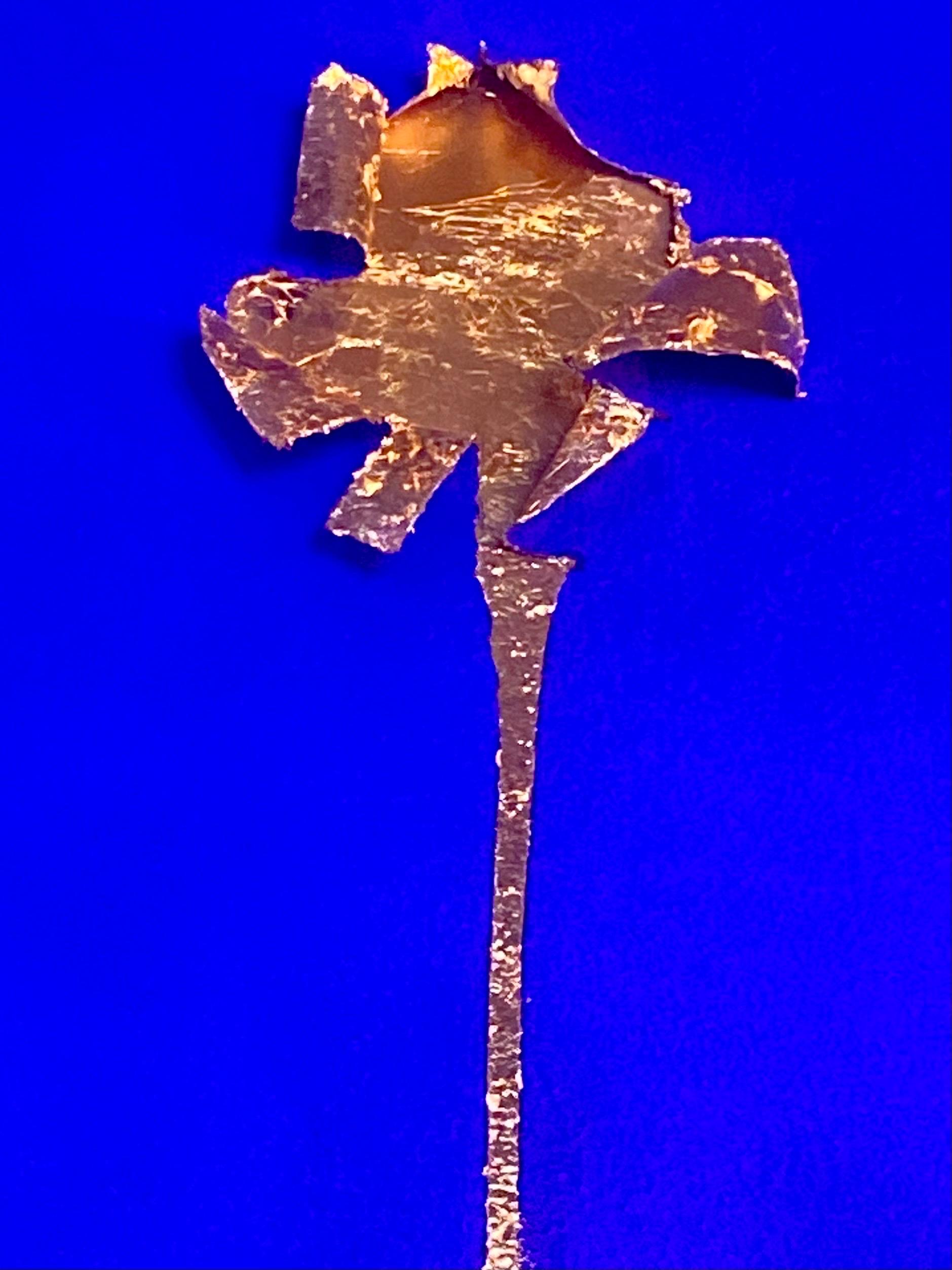 Einzigartige Relief Gold Blatt Blume auf großen blauen Klein Hintergrund abstrakte Malerei im Zustand „Gut“ im Angebot in Miami, FL