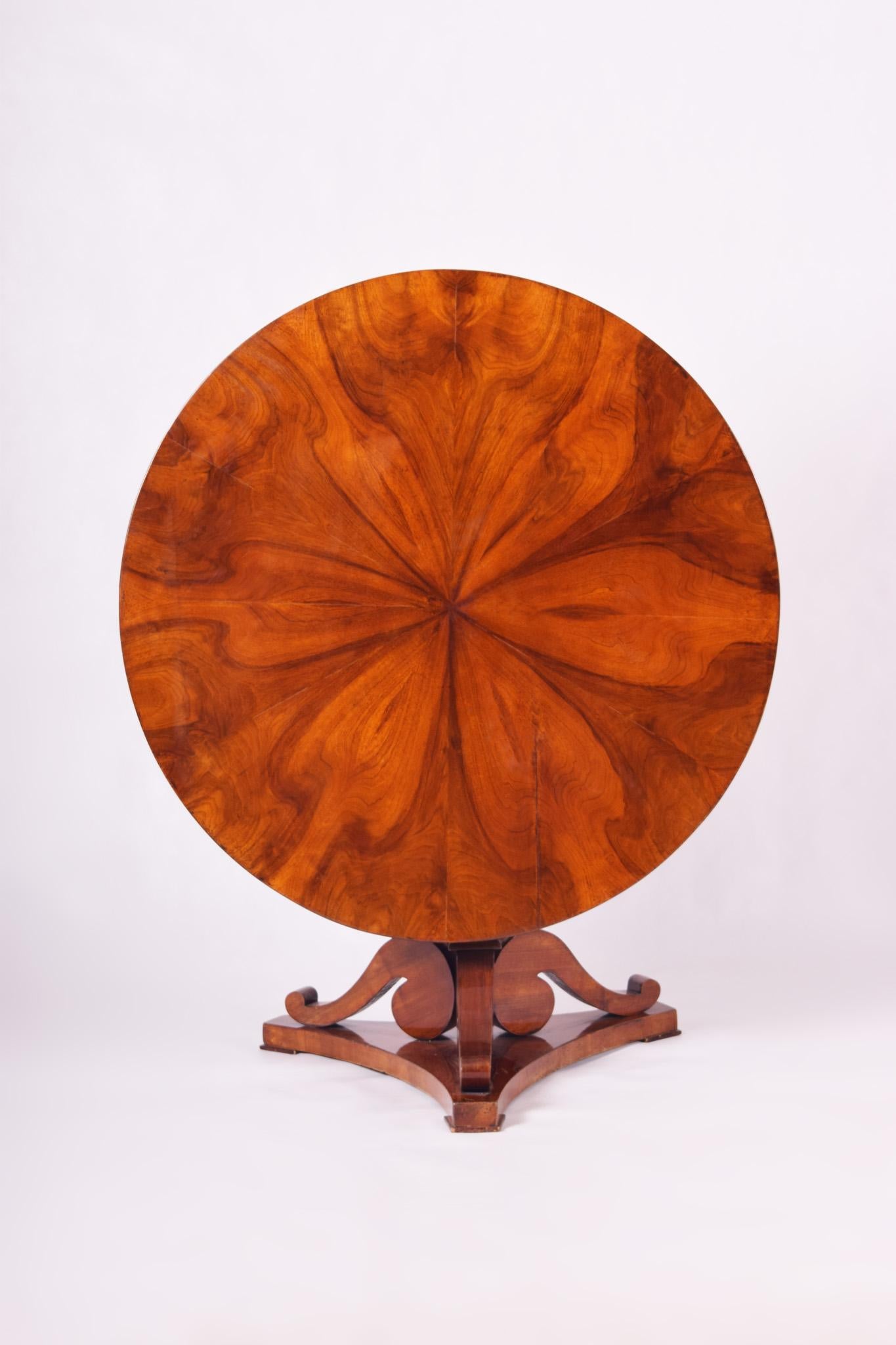 Biedermeier round table (folding).
Shellac polish, Walnut veneer.
Completely restored.
Source: Austria
Period: 1830-1839.