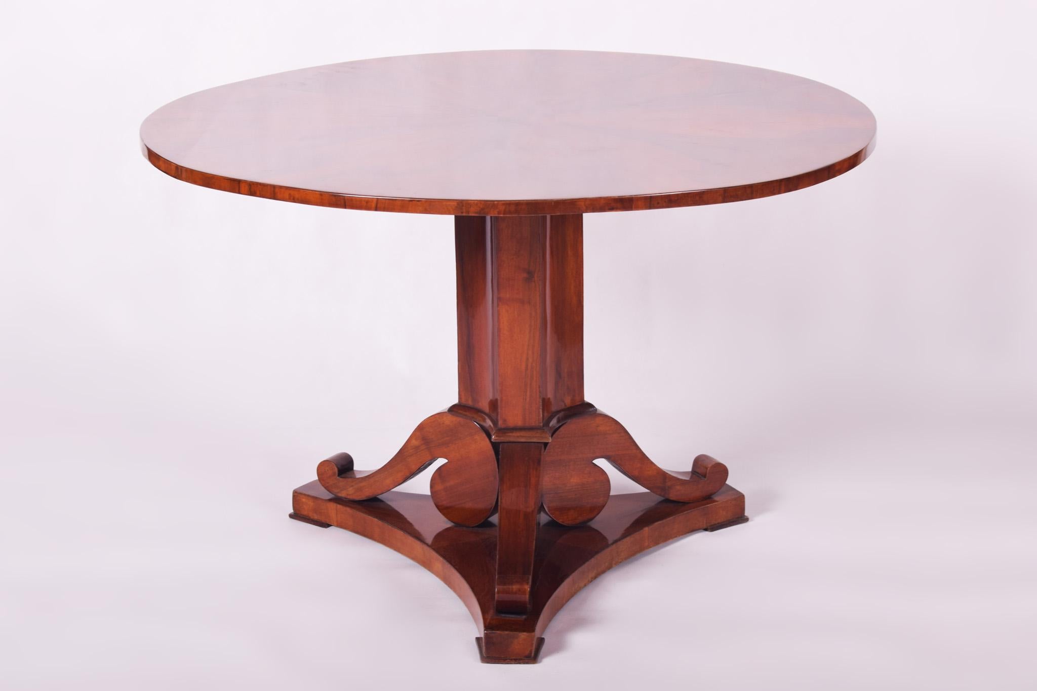 Unique Restored Austrian Biedermeier Walnut Folding Round Table, 1830s In Good Condition In Horomerice, CZ