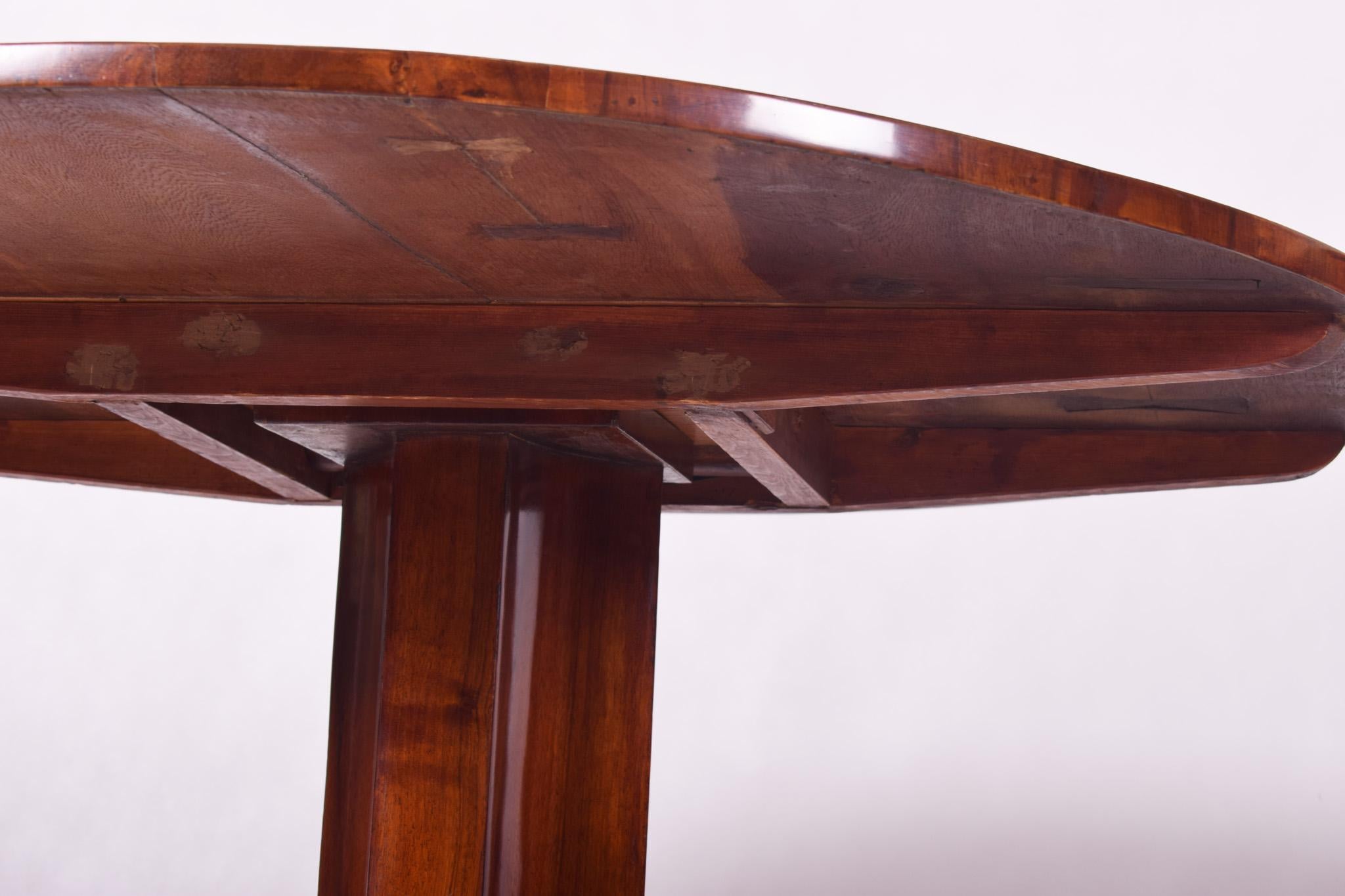 Unique Restored Austrian Biedermeier Walnut Folding Round Table, 1830s 1