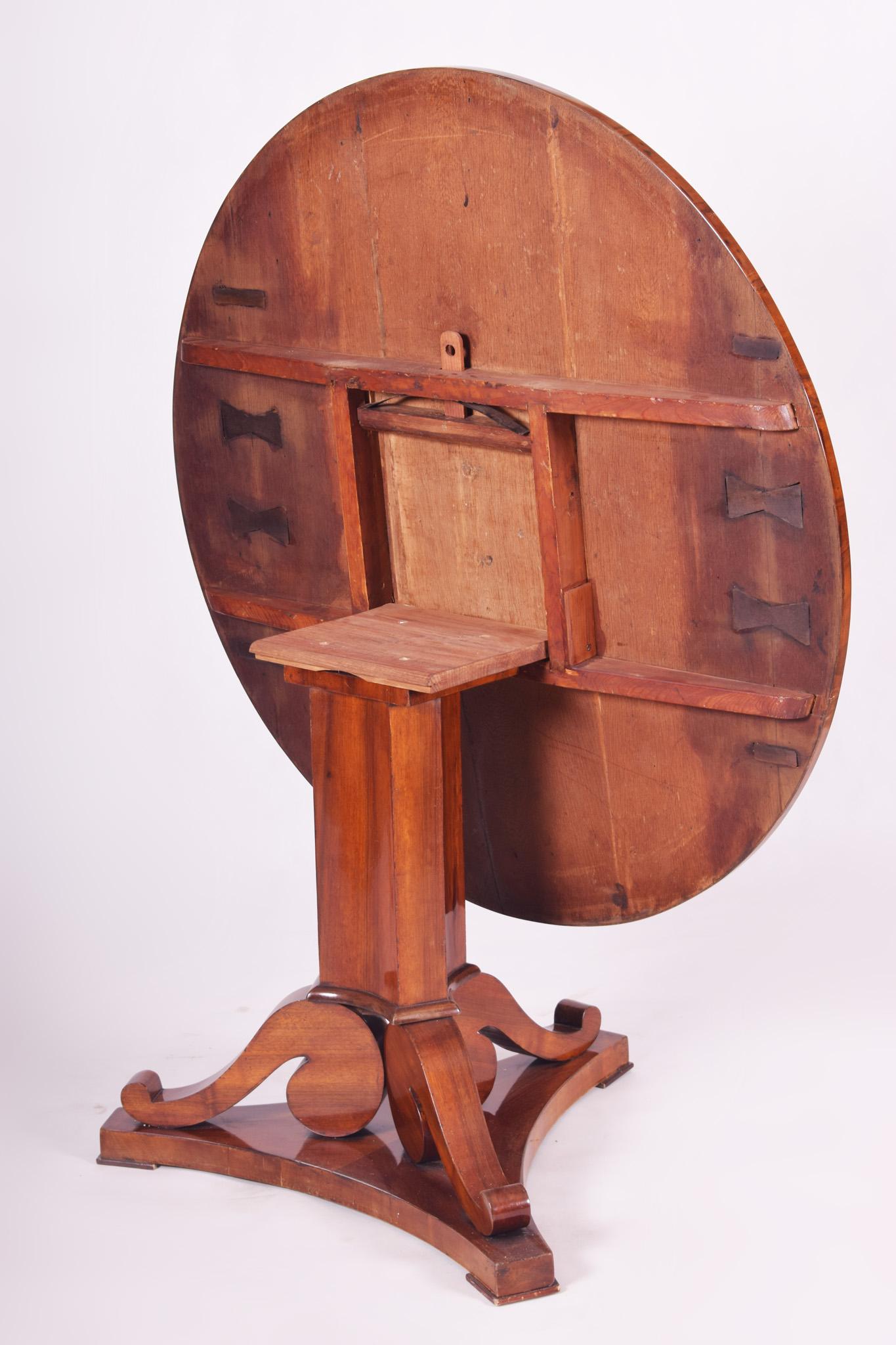 Unique Restored Austrian Biedermeier Walnut Folding Round Table, 1830s 2