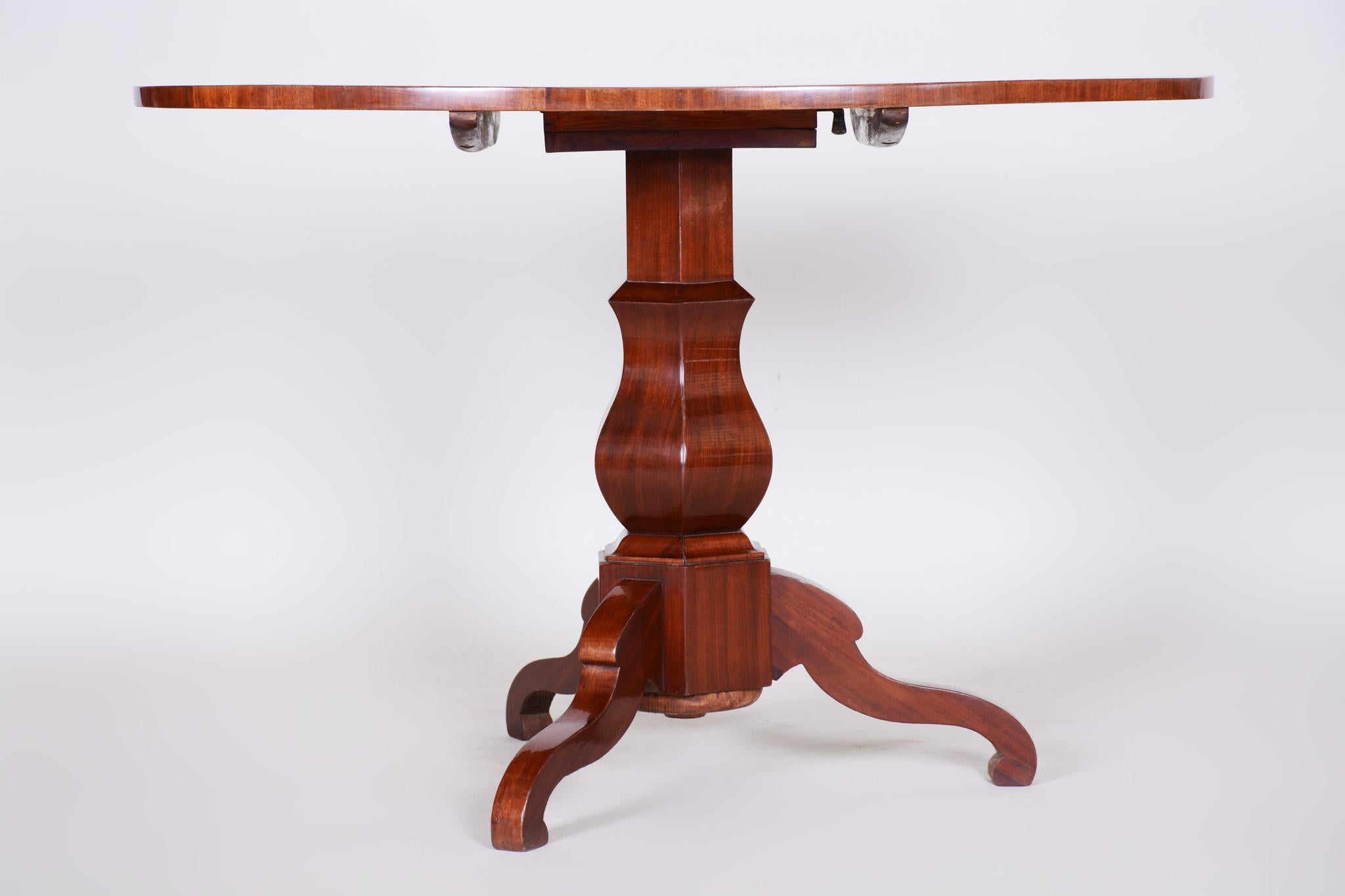 Biedermeier oval table (folding).
Shellac polish, mahogany veneer.
Completely restored.
Source: Germany
Period: 1840-1849.