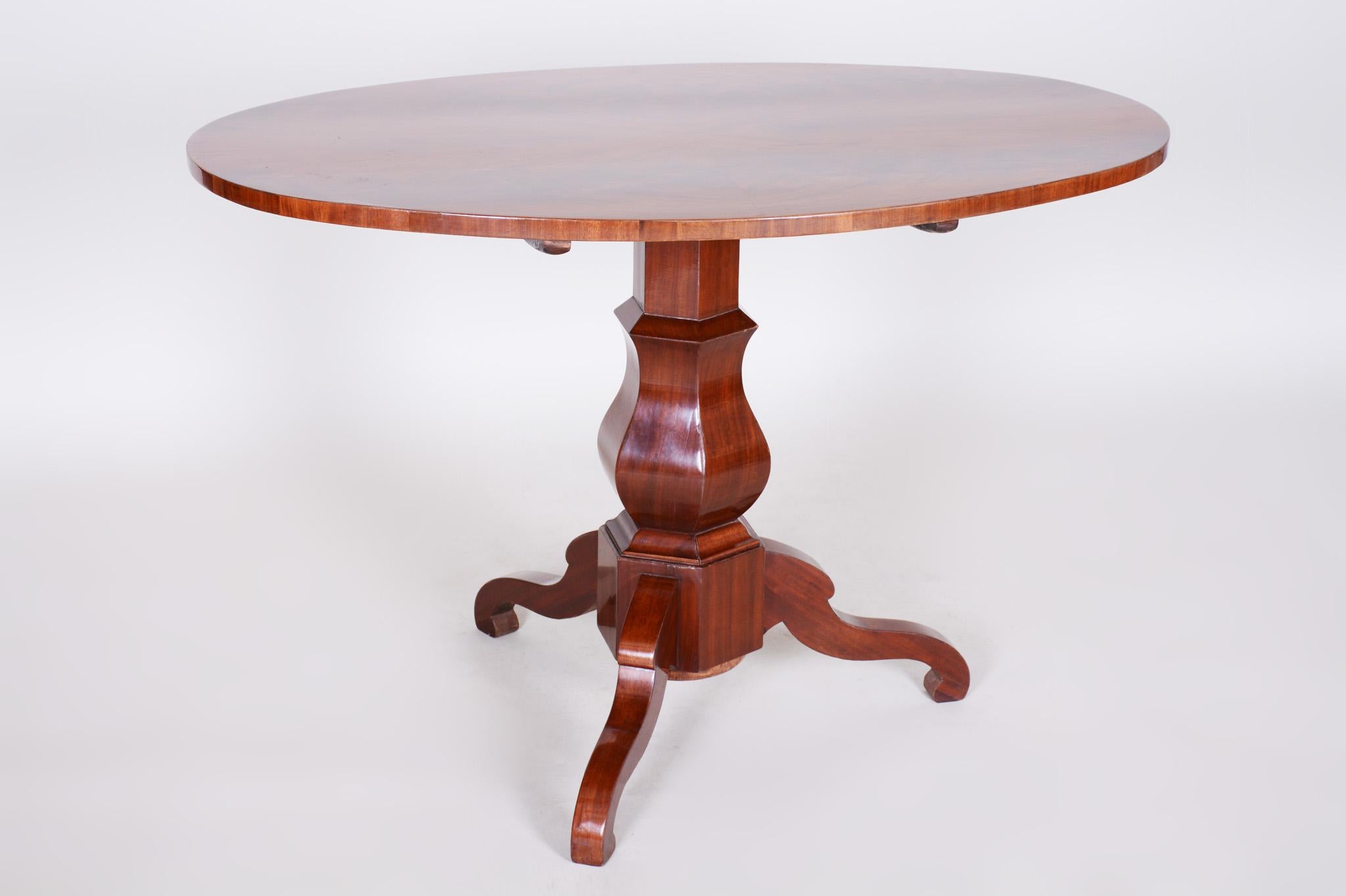 Unique Restored German Biedermeier Mahogany Folding Oval Dining Table, 1840s In Good Condition In Horomerice, CZ