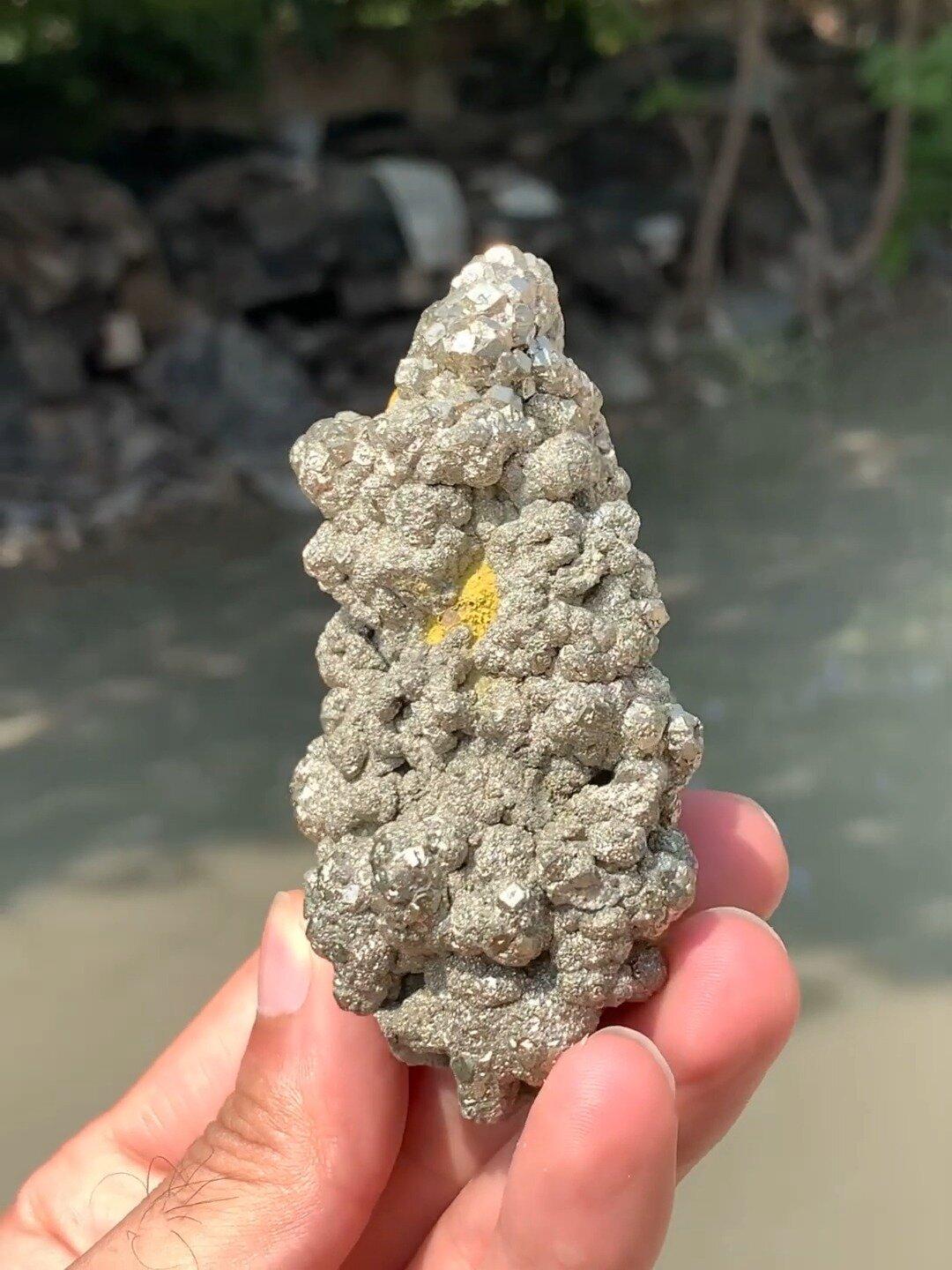 Art déco Riches cristaux pyrite de couleur dorée uniques sur matrice de limonite d'Afghanistan en vente