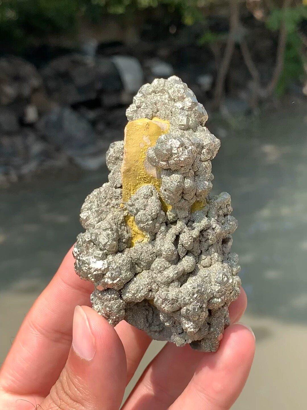 Non taillé Riches cristaux pyrite de couleur dorée uniques sur matrice de limonite d'Afghanistan en vente