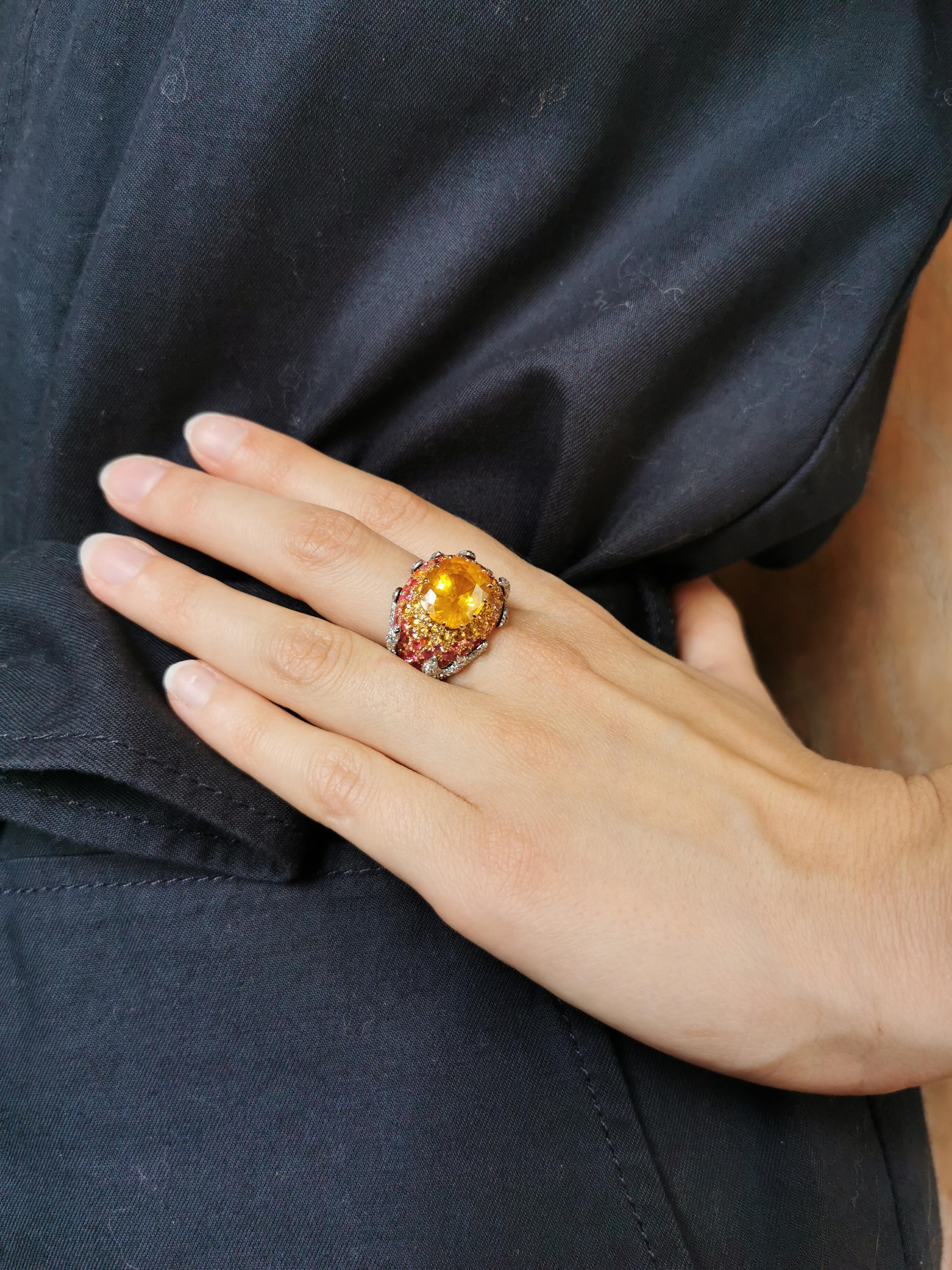 This  ring has a beautiful volume and  the sunset's warm colors.
Rubies, spinels, diamonds, yellow and pink sapphires sublimate a flamboyant yellow sapphire, 7.08carats's weight.
Rubis : 1,50 cts - Spinelles : 0,78 ct - Sapphires jaunes : 0,14 ct -