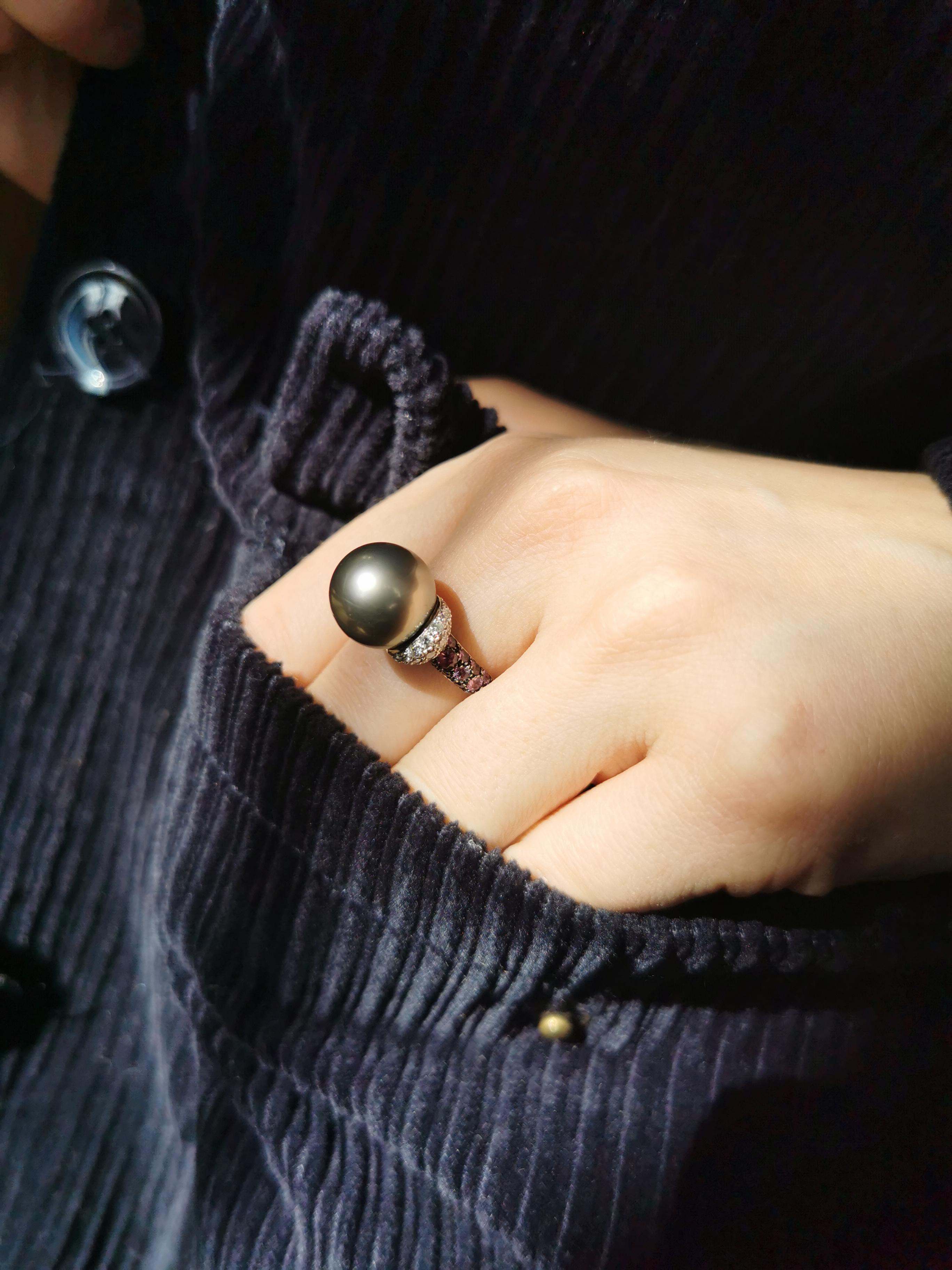 Unique Ring With a Tahitian Pearl and Purple Sapphires and Diamonds Pavage For Sale 2