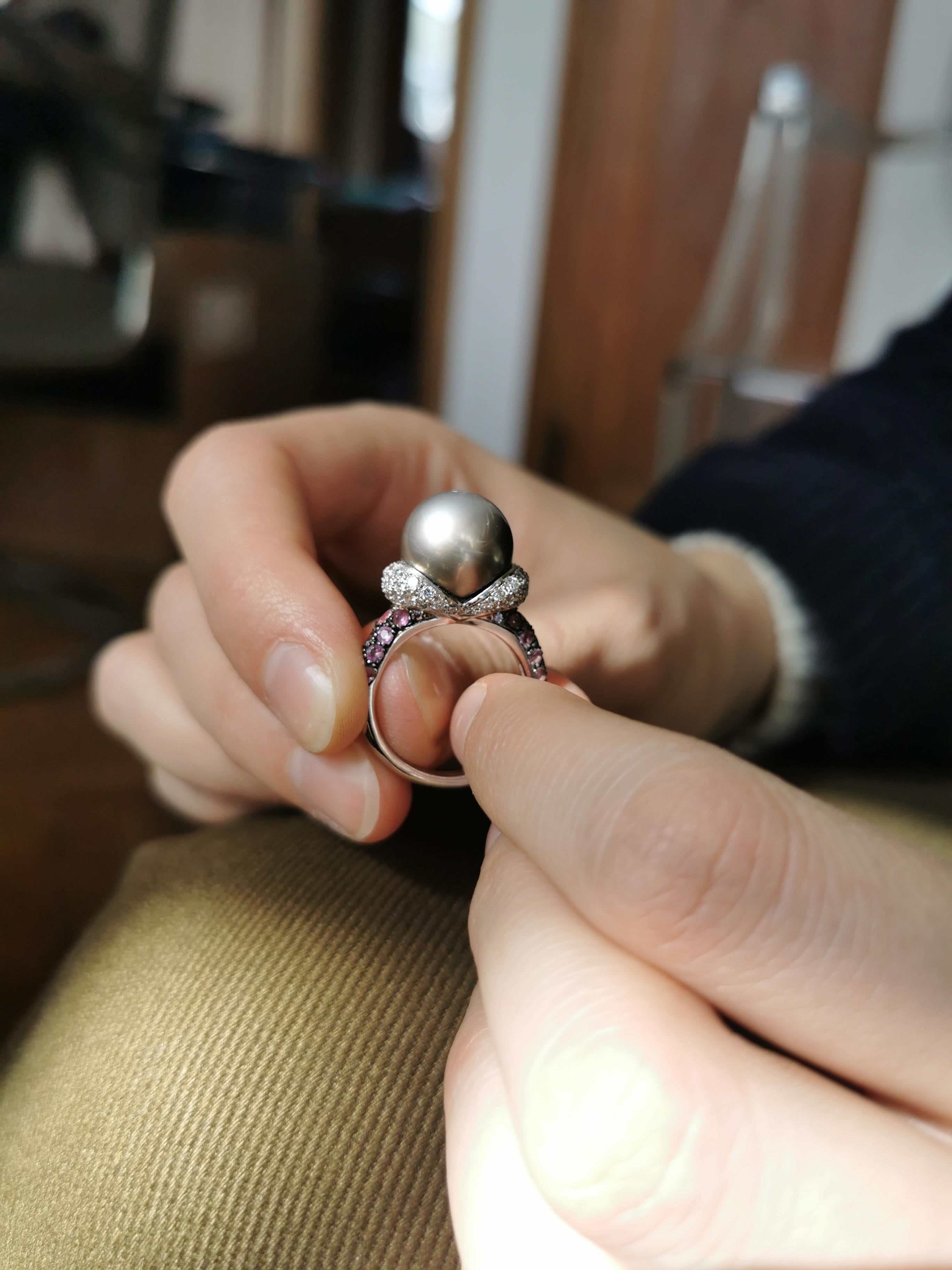 Unique Ring With a Tahitian Pearl and Purple Sapphires and Diamonds Pavage In New Condition For Sale In Paris, FR