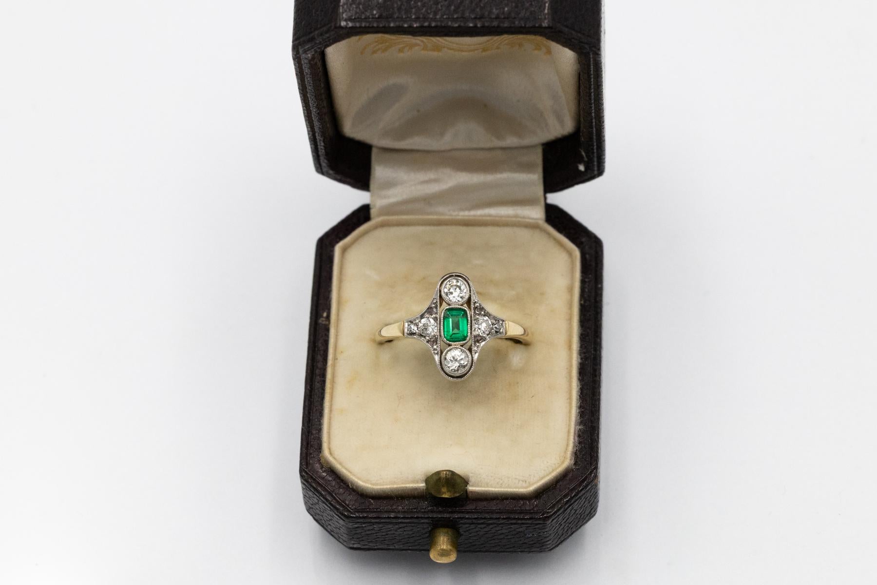 Women's Unique ring with emerald and diamonds, first half of the 20th century. For Sale