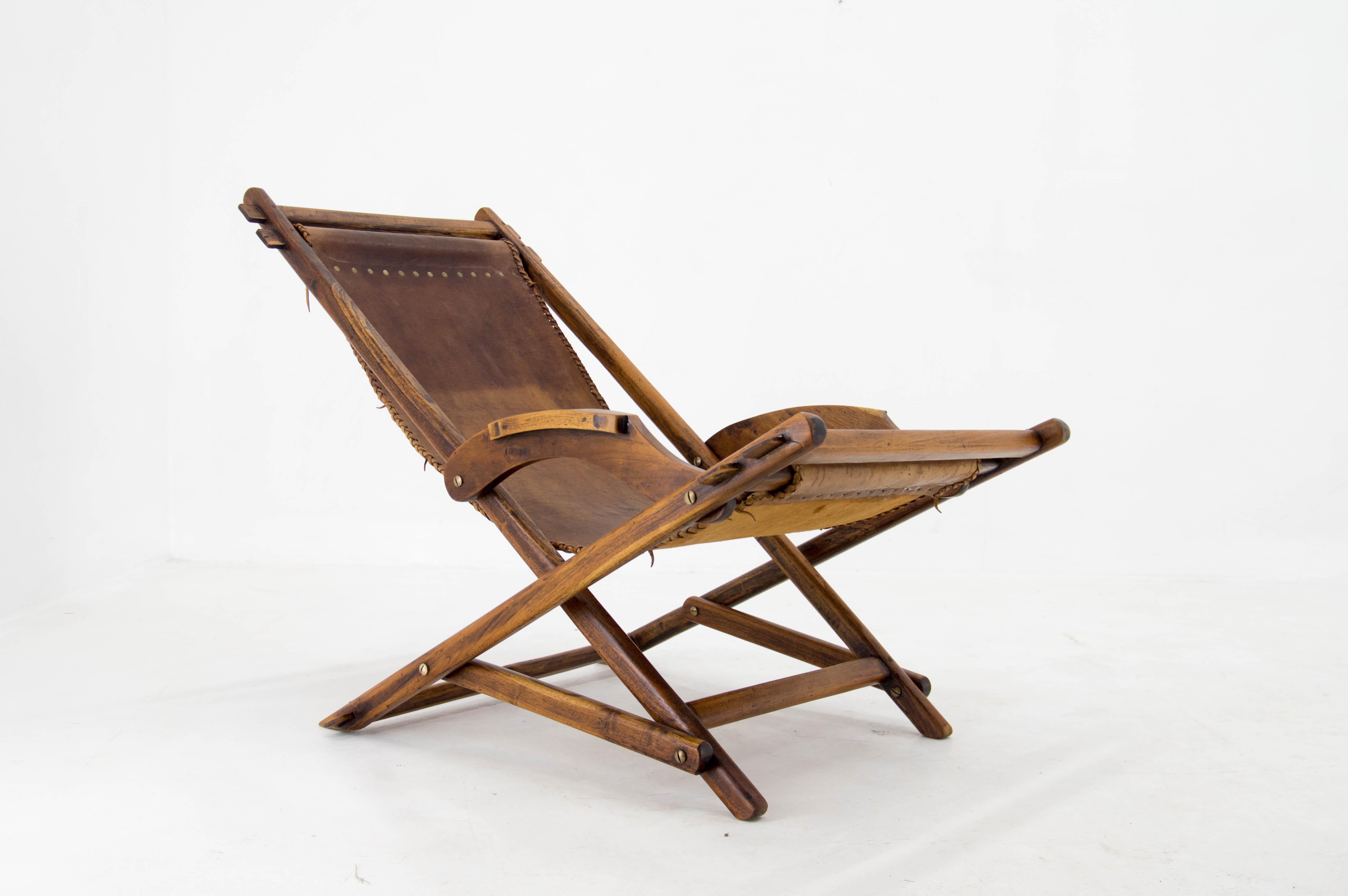 Handgefertigter Sessel mit einzigartigem, ausgeklügeltem Schaukelsystem.
Hergestellt aus Ulme und echtem Leder in den 1940er Jahren in der Tschechoslowakei.
Sehr guter Zustand.