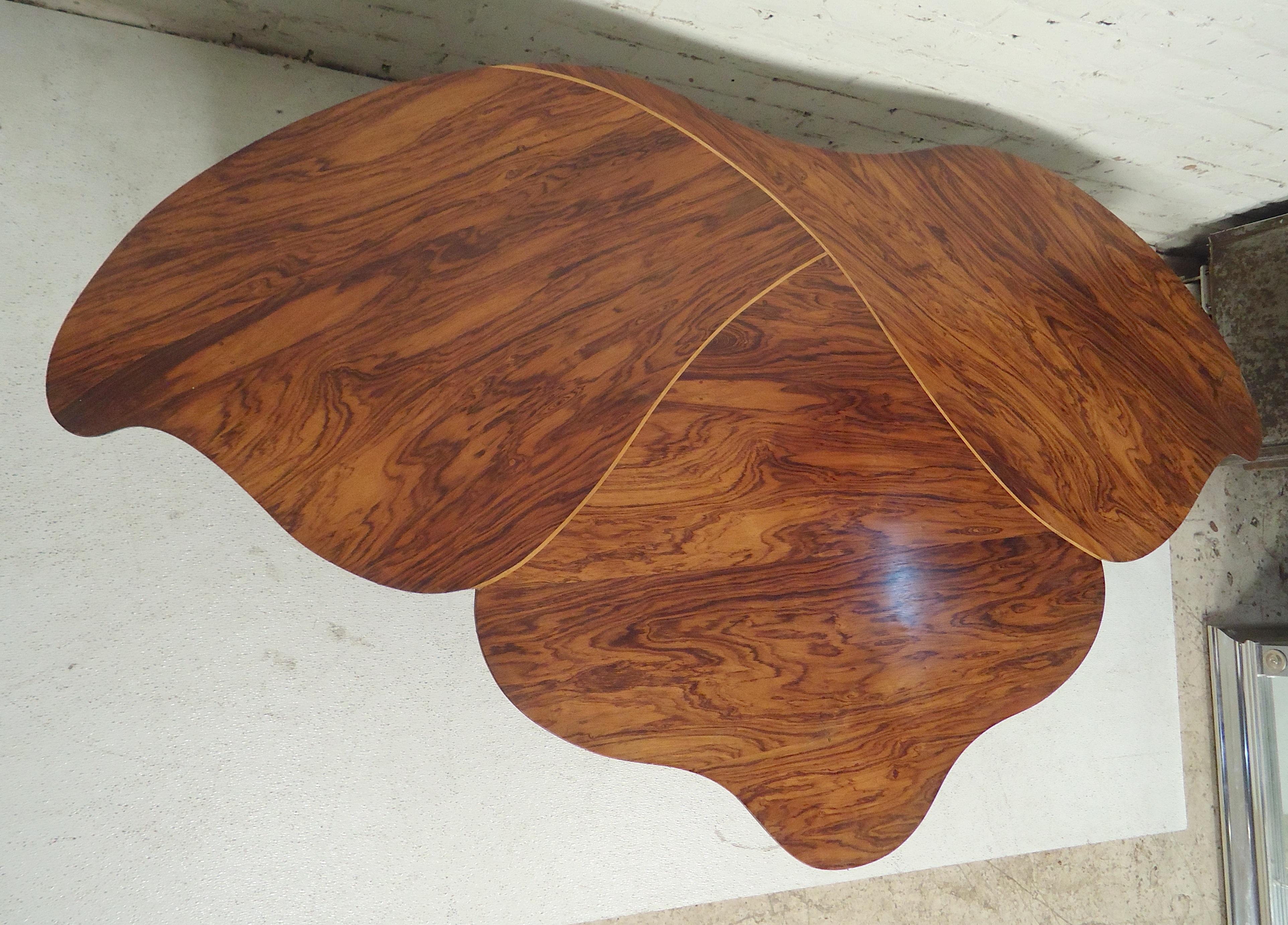 Beautiful coffee table with rosewood grain and inlay design. Painted legs and flower shape design makes for an attractive living room table.

(Please confirm item location - NY or NJ - with dealer).
 