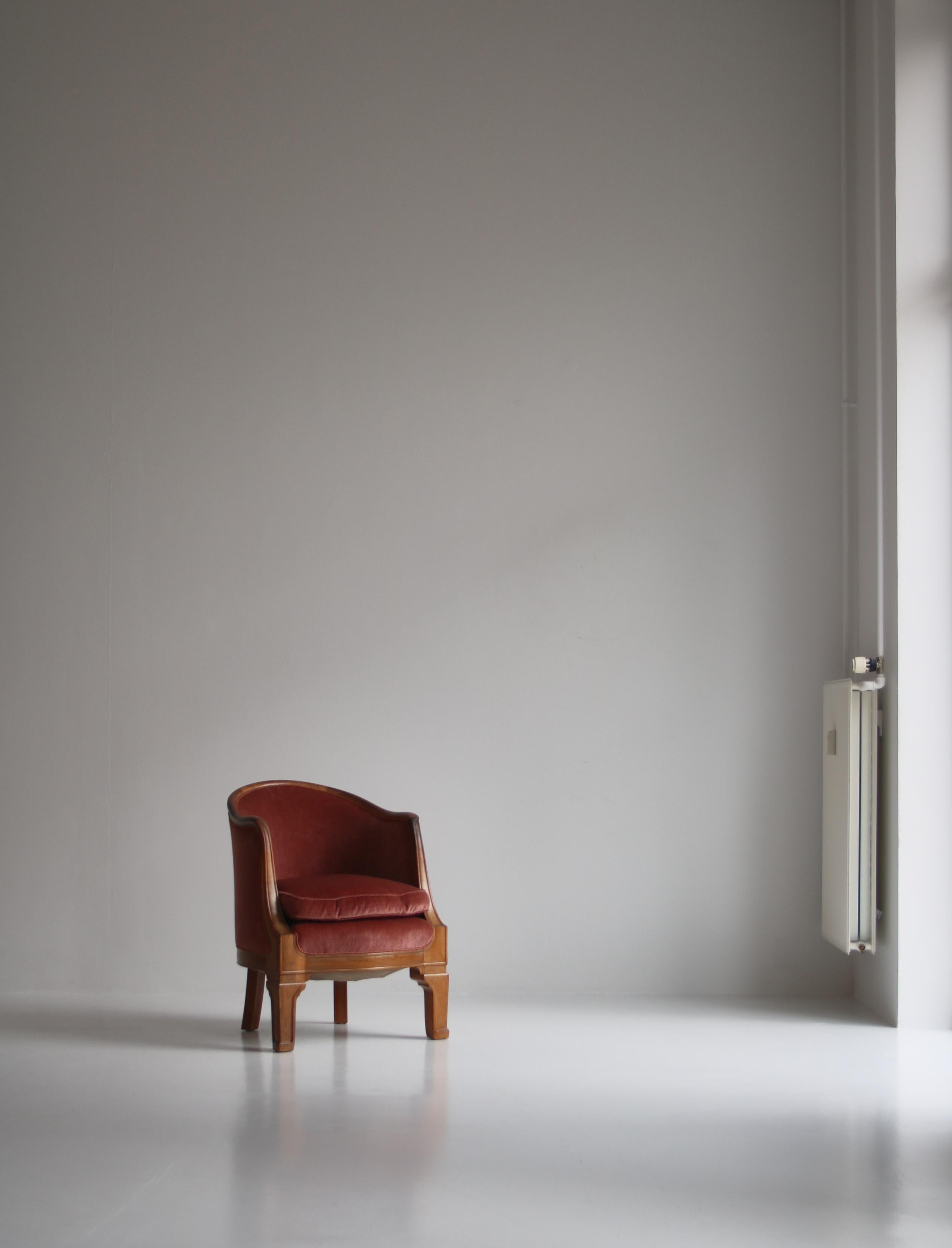 Charmante Sessel eines dänischen Tischlers aus dem frühen 20. Jahrhundert. Der Stuhl ist aus massivem Palisanderholz mit einer erstaunlichen Maserung gefertigt und mit weichem rosa Samt gepolstert. Die Handwerkskunst dieses Stücks ist atemberaubend,