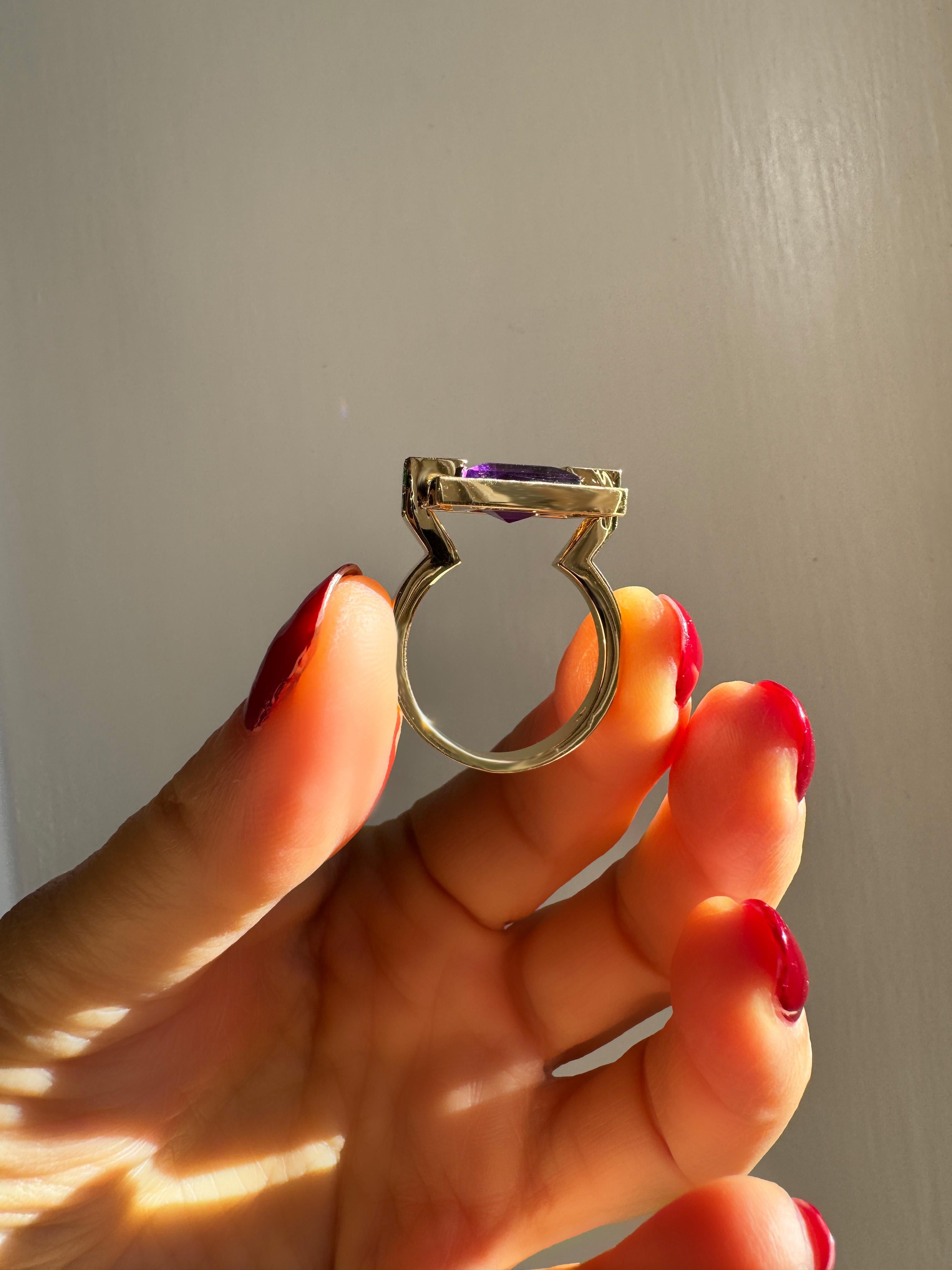 Unique Rossella Ugolini 18k Yellow Gold Amethyst Emeralds Cocktail Design Ring In New Condition For Sale In Rome, IT