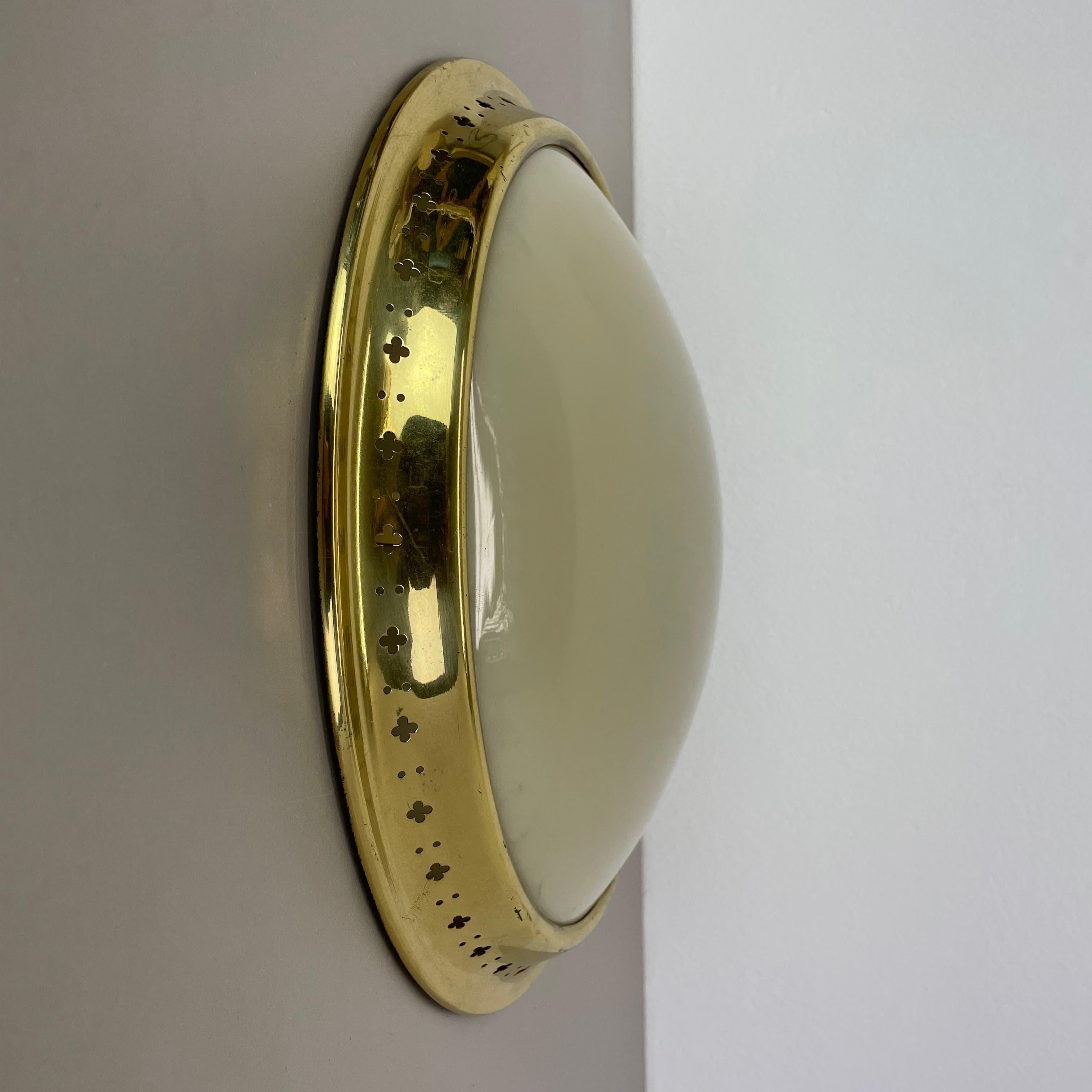 Article:

brass ceiling light, uplight flush mount, can also be used as wall light.



Origin:

Italy



Age:

1950s



This vintage modernist light was produced in the 1950s in Italy. The lights is made of metal and solid brass with a 38cm round