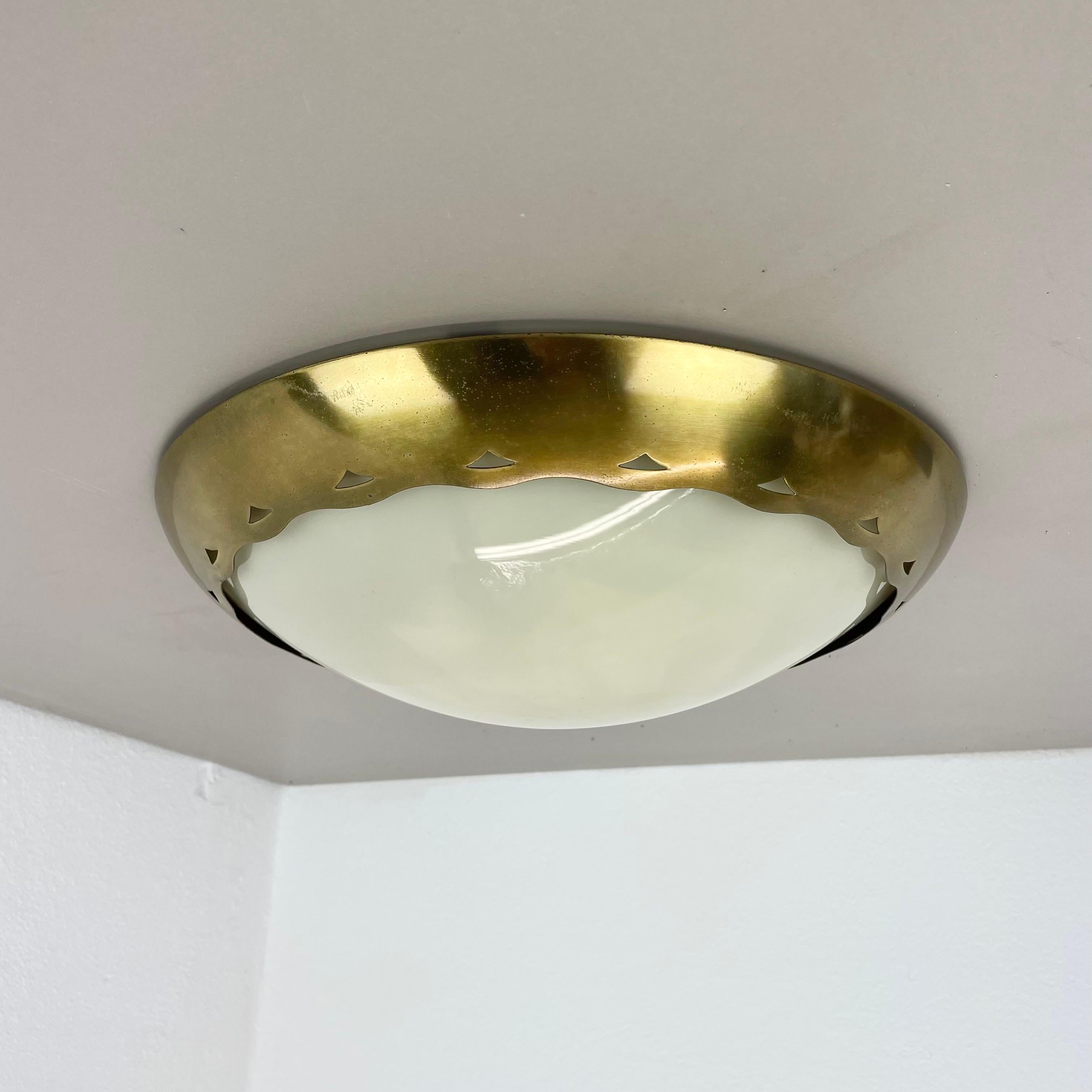 Article:

brass ceiling light, uplight flush mount



Origin:

Italy



Age:

1950s



This vintage modernist light was produced in the 1950s in Italy. The lights is made of metal and solid brass with a 38cm round brass back plate elemen with hole