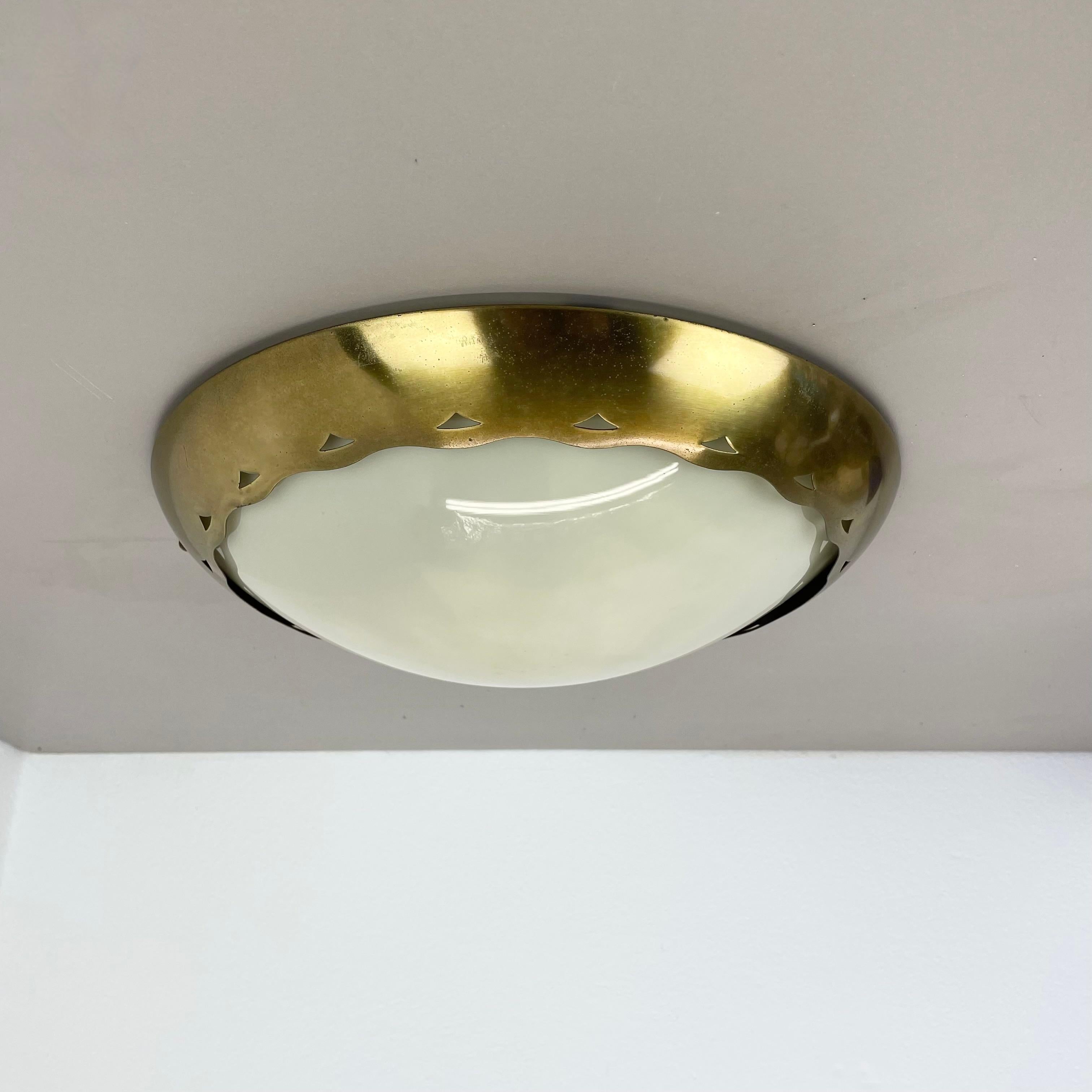 unique round 38cm Brass Gino Sarfatti Style Ceiling Light Flushmount, Italy 1950 In Good Condition For Sale In Kirchlengern, DE