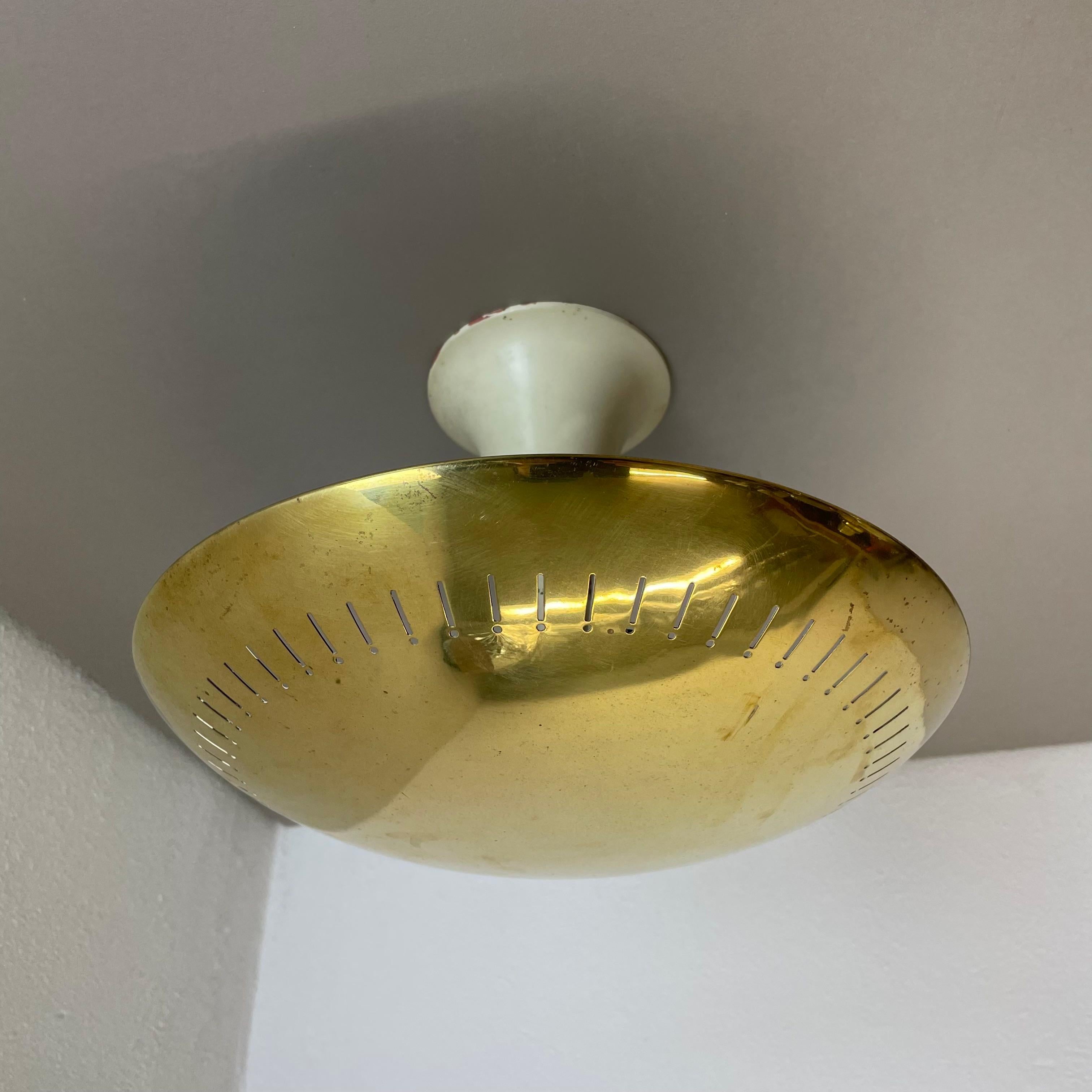 Article:

brass ceiling light, uplight flush mount



Origin:

Italy



Age:

1950s



This vintage modernist light was produced in the 1950s in Italy. The lights is made of metal and solid brass with a 29,5cm round brass shade element covering the
