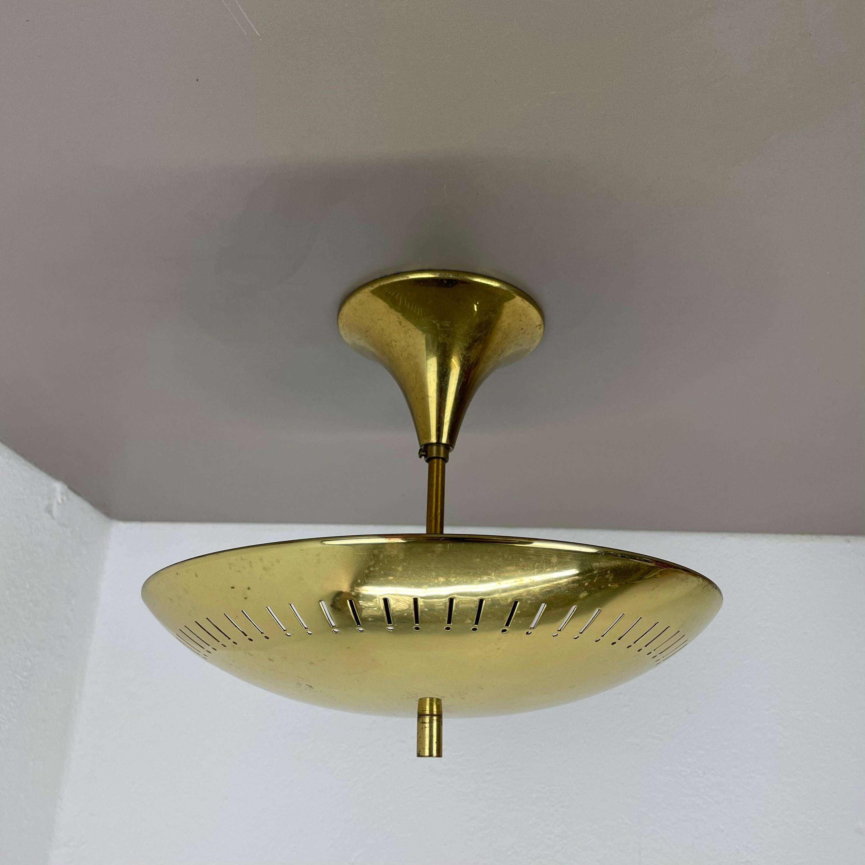 Article:

brass ceiling light, uplight flush mount



Origin:

Italy



Age:

1950s



This vintage modernist light was produced in the 1950s in Italy. The lights is made of metal and solid brass with a 29cm round brass shade element covering the
