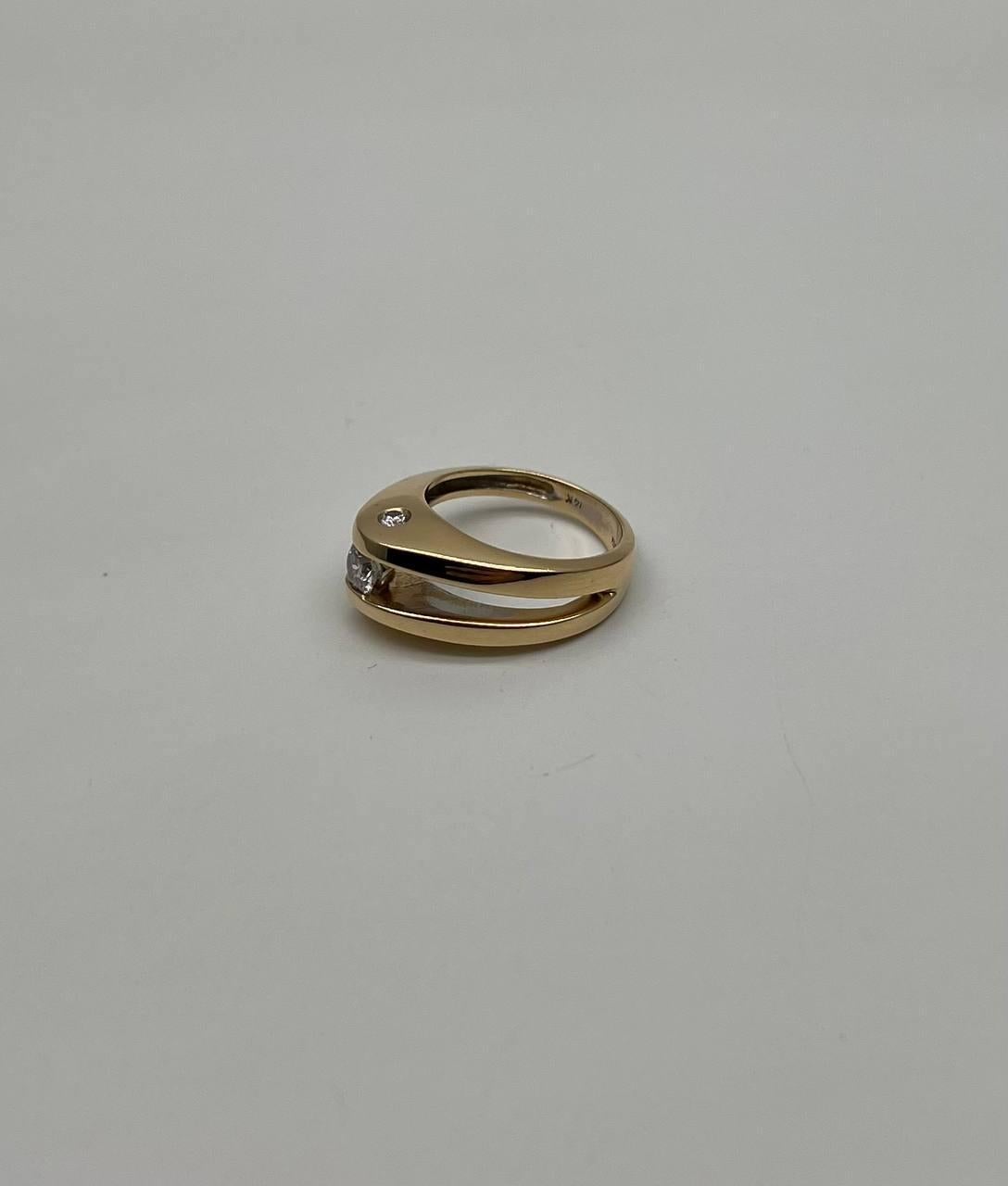 Une touche moderne d'élégance et de forme.
Cette bague frappante présente un design unique et asymétrique. Deux élégantes bandes d'or entourent le doigt, chacune ornée d'un diamant étincelant. La bande supérieure accueille un petit diamant, tandis