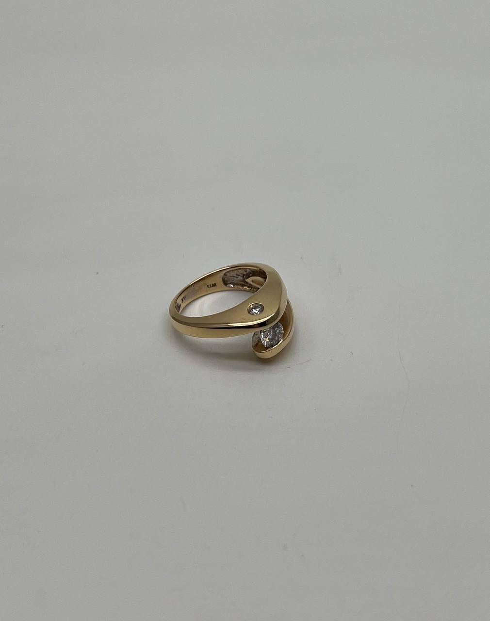Moderne Bague de déclaration en or jaune 14K à diamants ronds uniques sertis en tension et en affleurement en vente