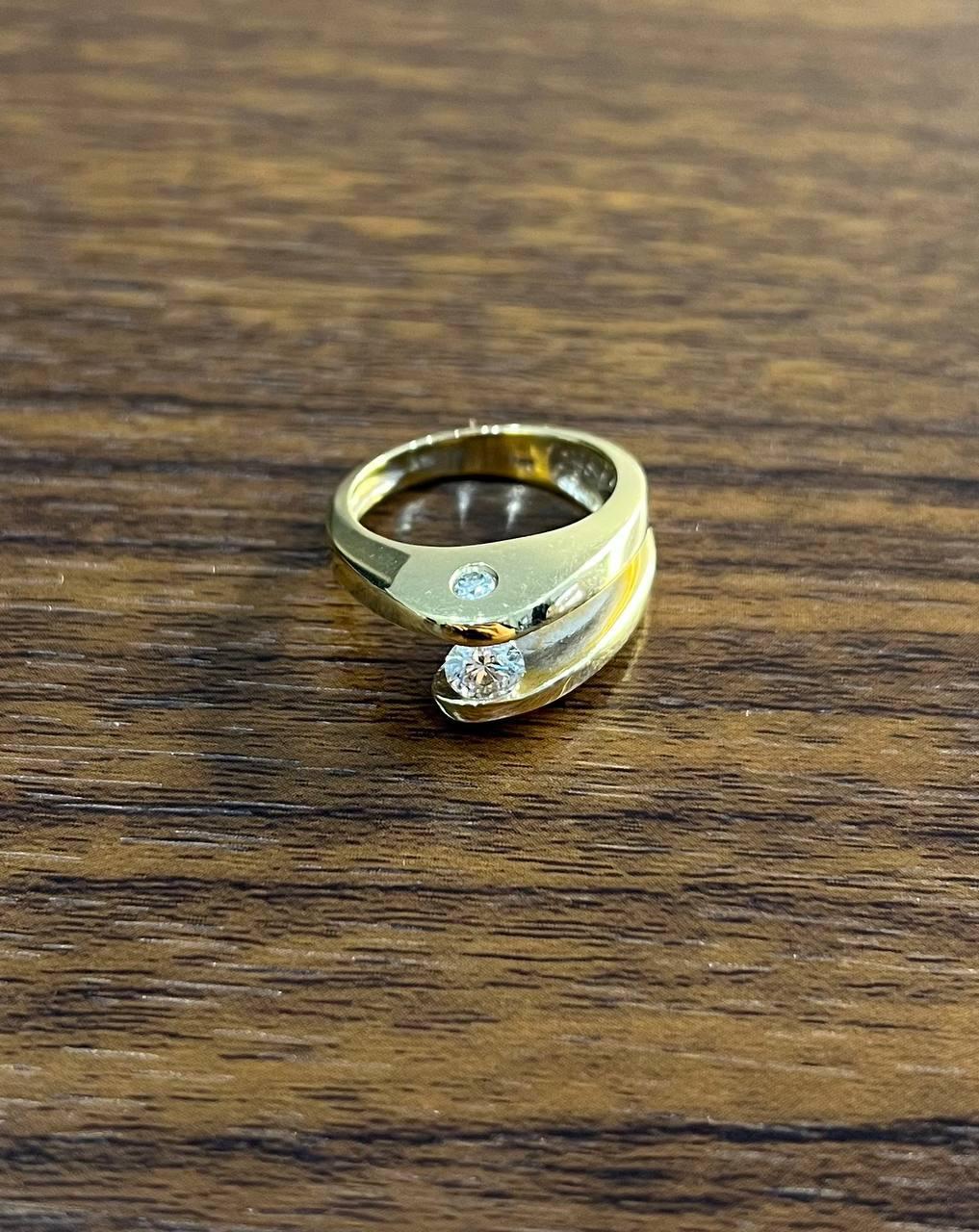 Taille brillant Bague de déclaration en or jaune 14K à diamants ronds uniques sertis en tension et en affleurement en vente