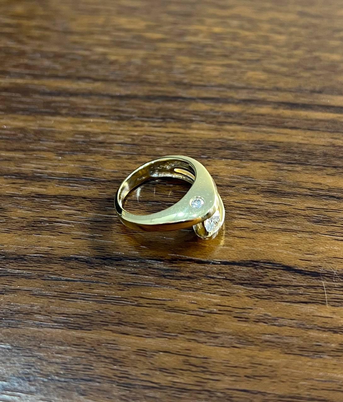 Bague de déclaration en or jaune 14K à diamants ronds uniques sertis en tension et en affleurement Neuf - En vente à Oakton, VA