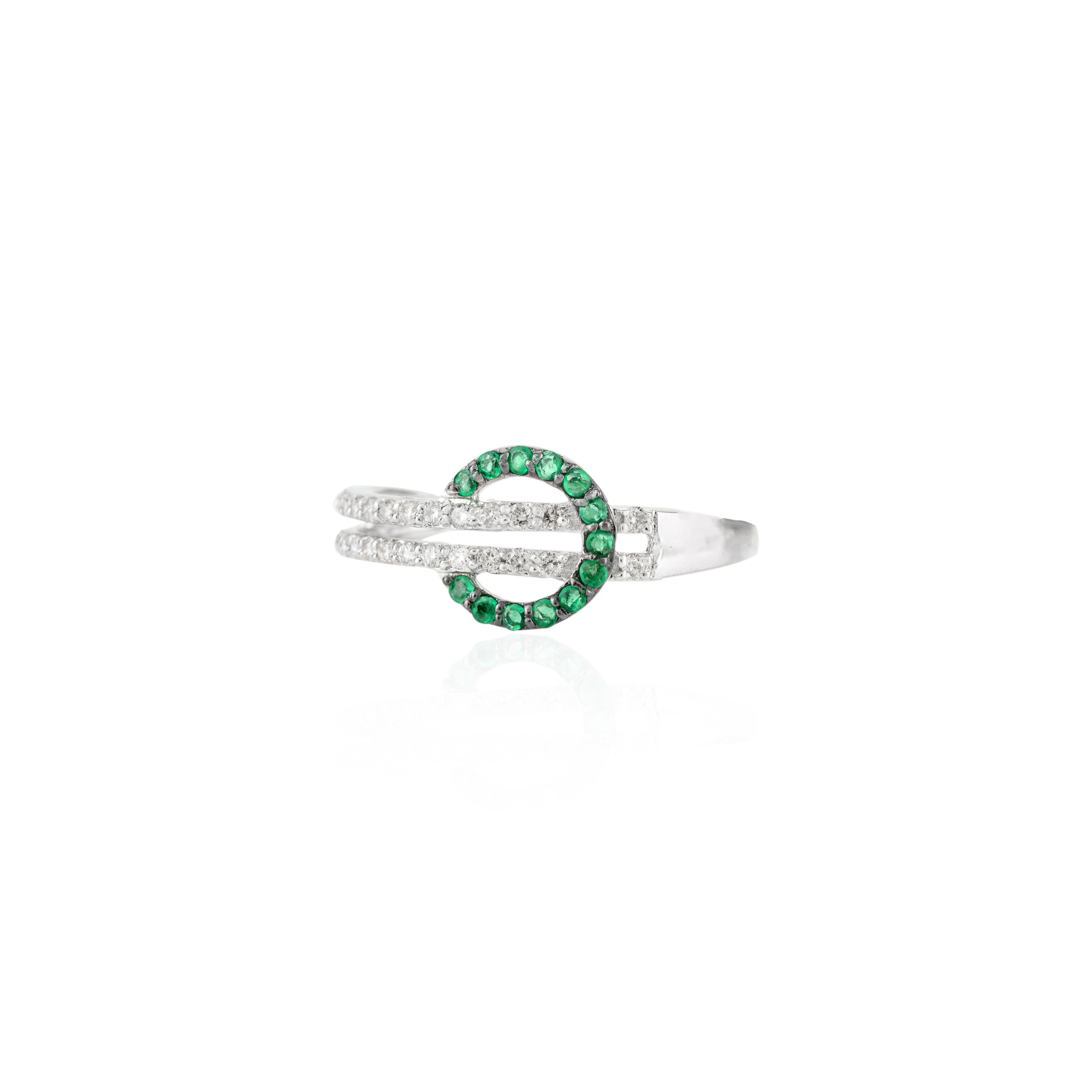 En vente :  Unique Diamonds Emerald Round Belt Buckle Ring in 18k Solid White Gold (bague de ceinture en or blanc massif) 3