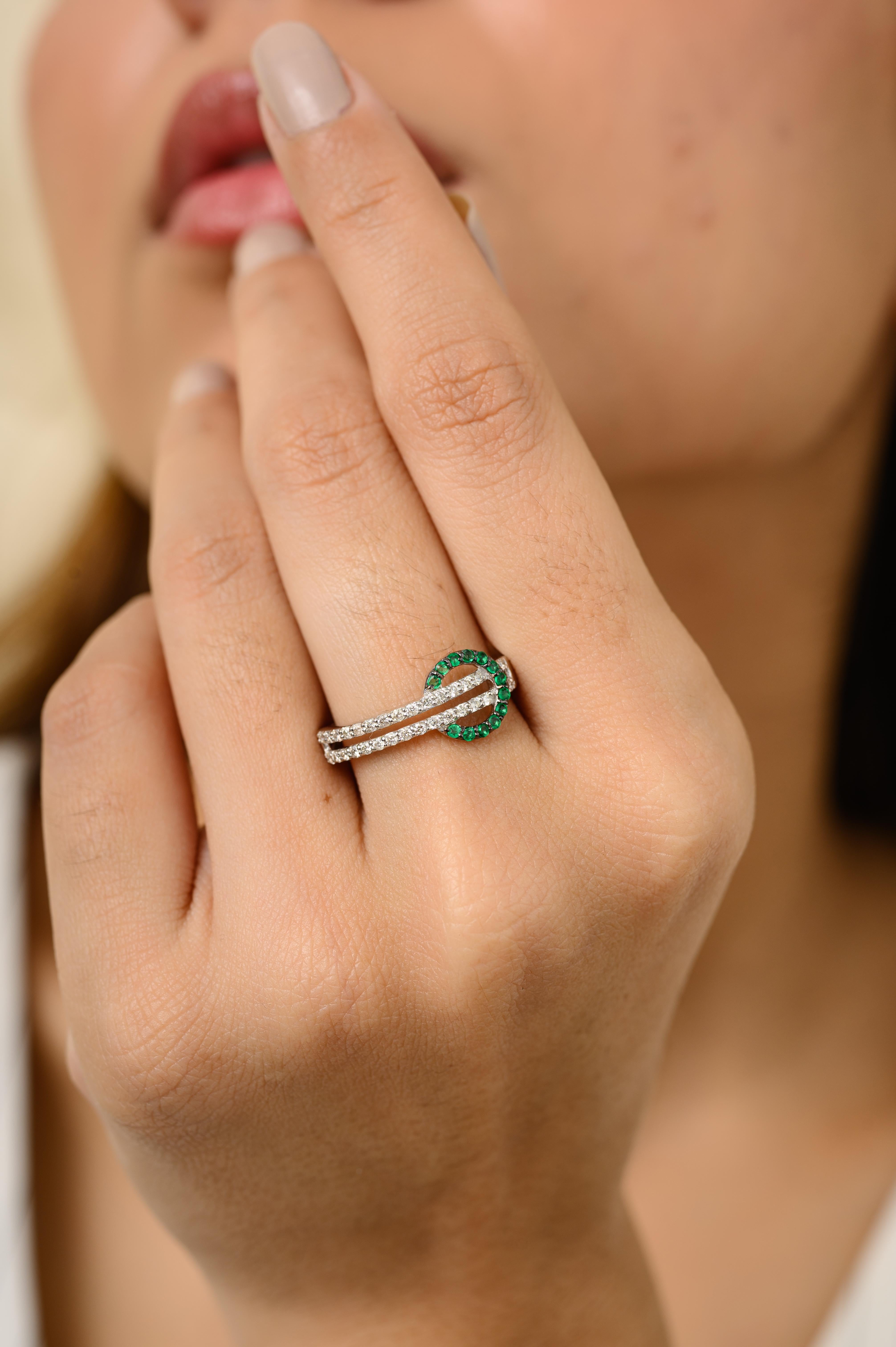 Im Angebot: Einzigartiger runder Smaragd-Diamant-Gürtelschnalle-Ring aus 18 Karat massivem Weißgold () 2