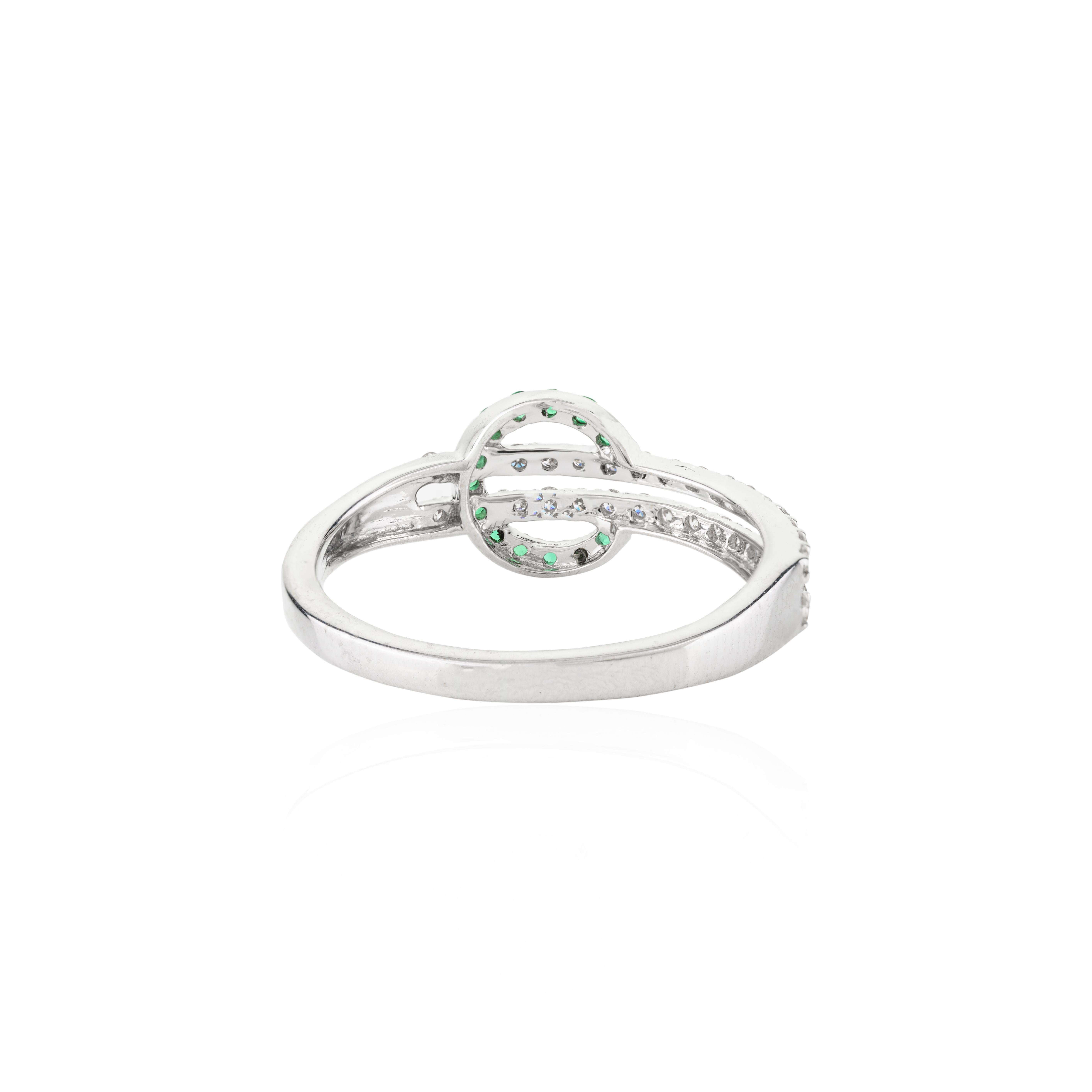 Im Angebot: Einzigartiger runder Smaragd-Diamant-Gürtelschnalle-Ring aus 18 Karat massivem Weißgold () 4
