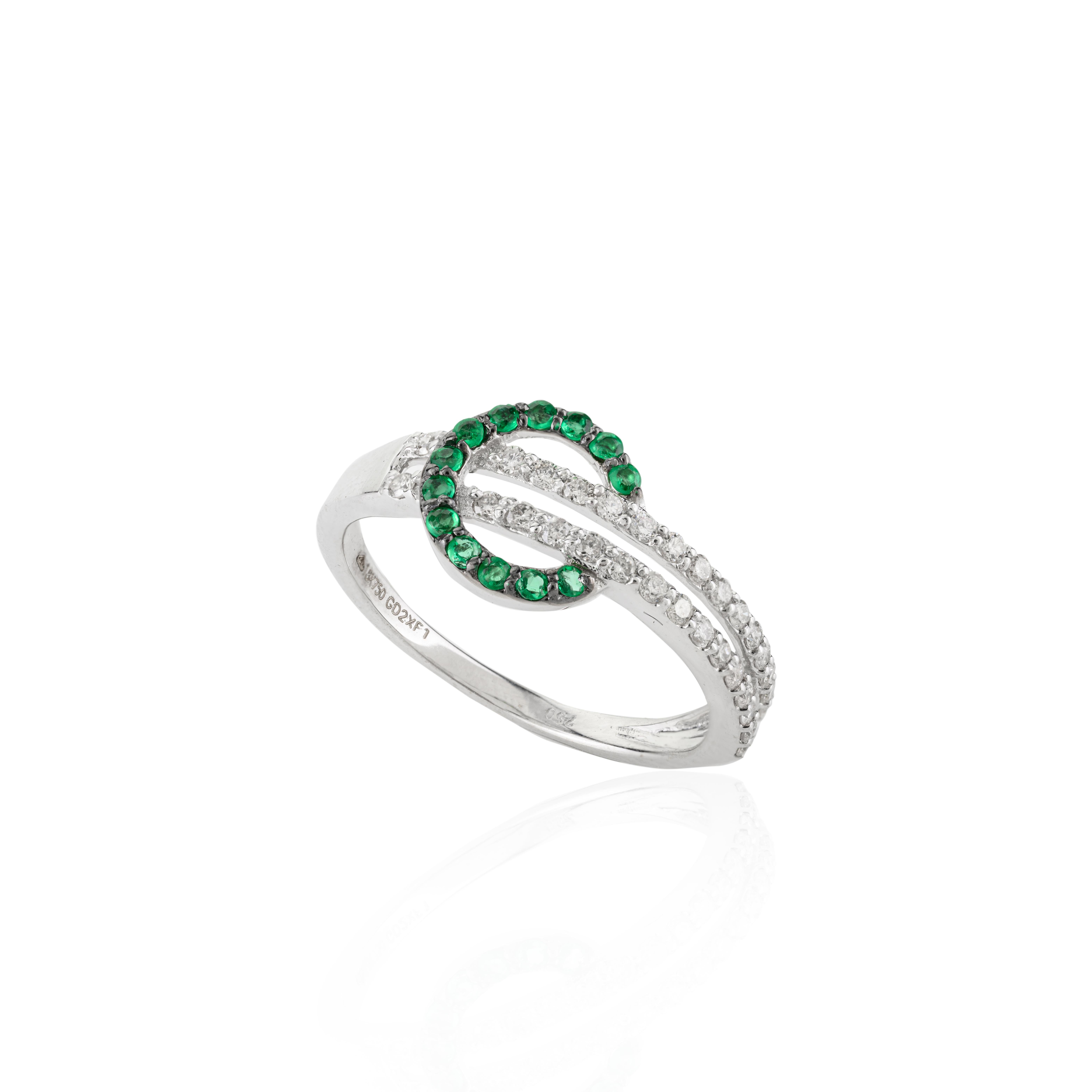 Im Angebot: Einzigartiger runder Smaragd-Diamant-Gürtelschnalle-Ring aus 18 Karat massivem Weißgold () 6